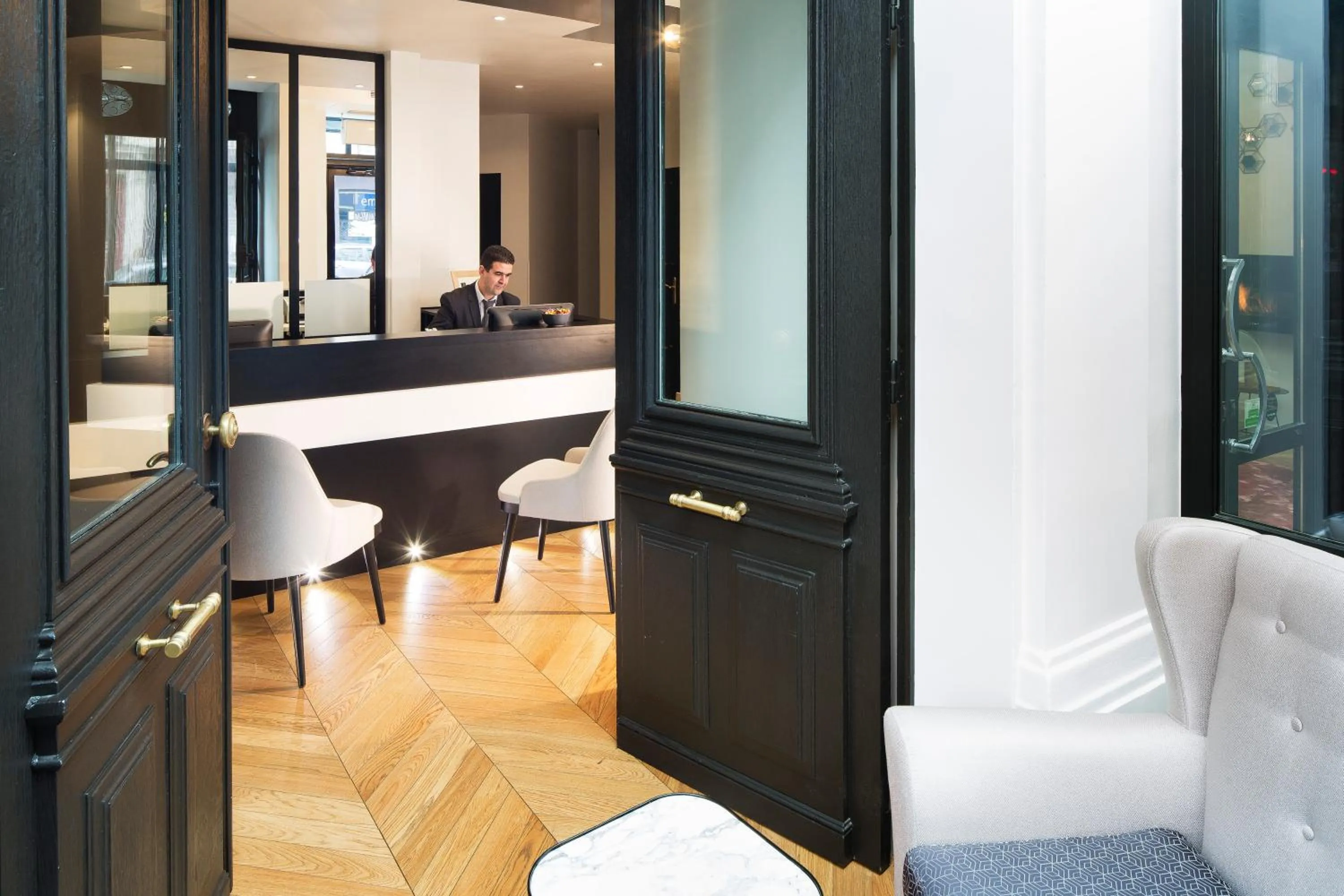 Lobby or reception in Le Relais du Marais