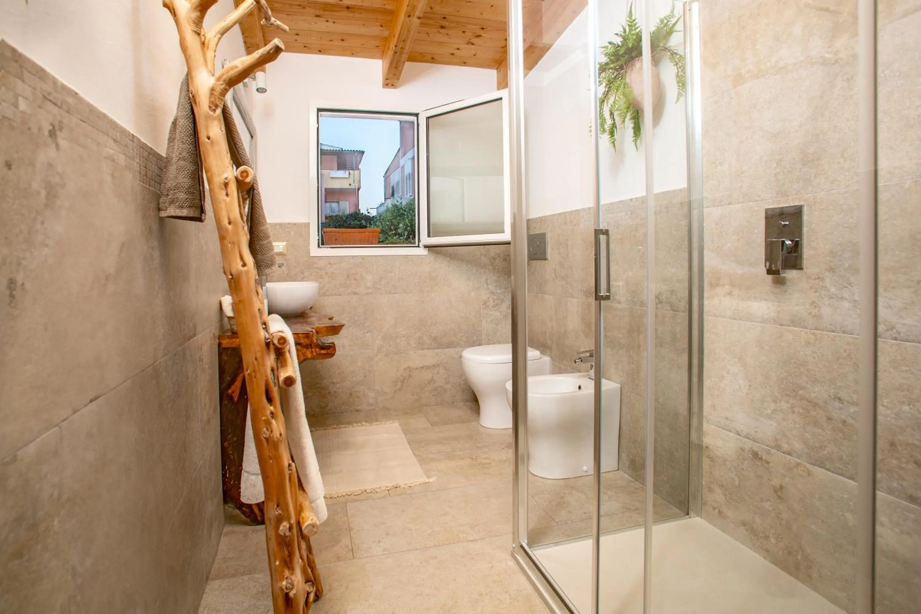 Shower in B&B Les Chambres Rooms & Suite
