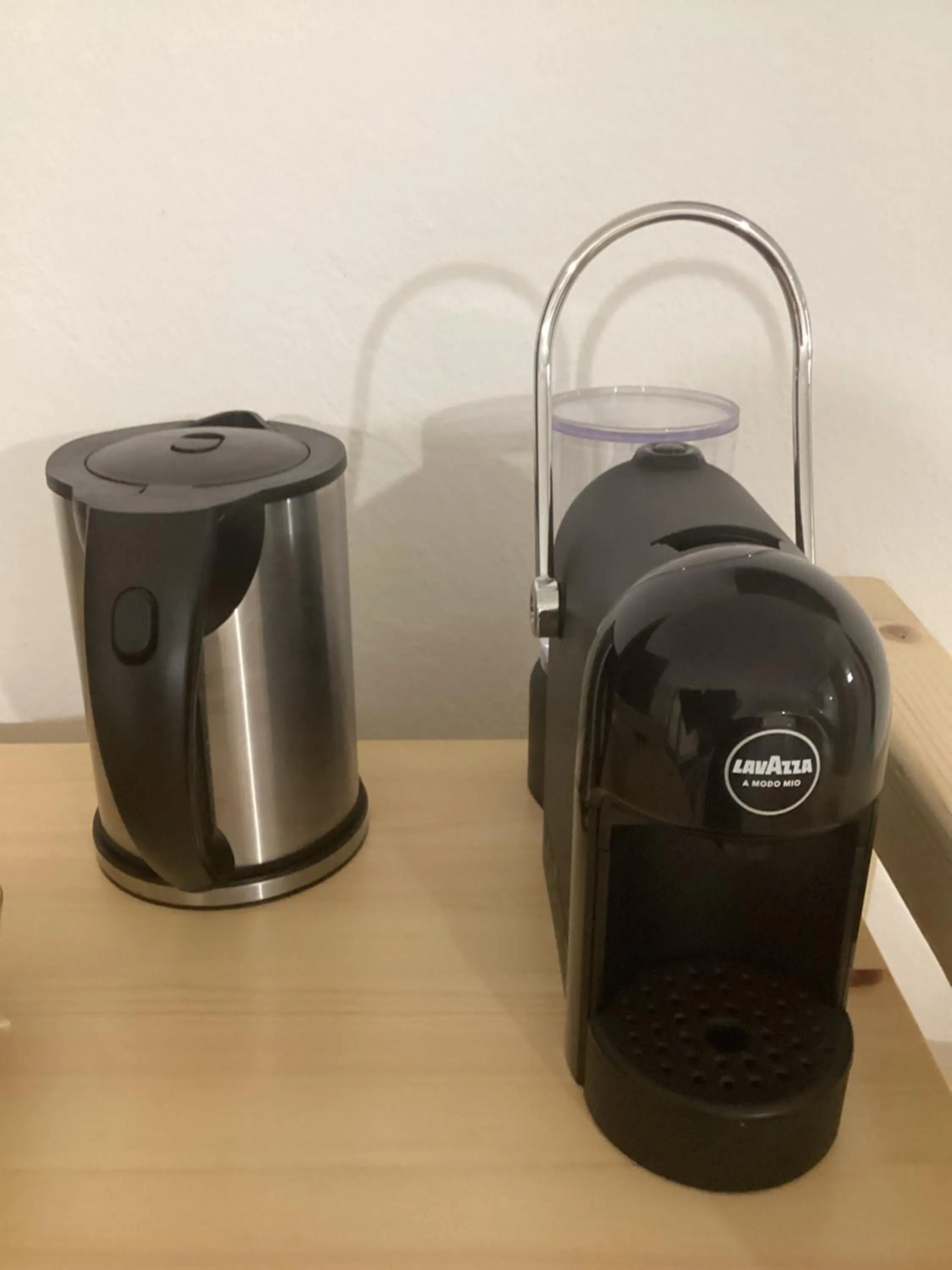 Coffee/tea facilities in B&B Les Chambres Rooms & Suite