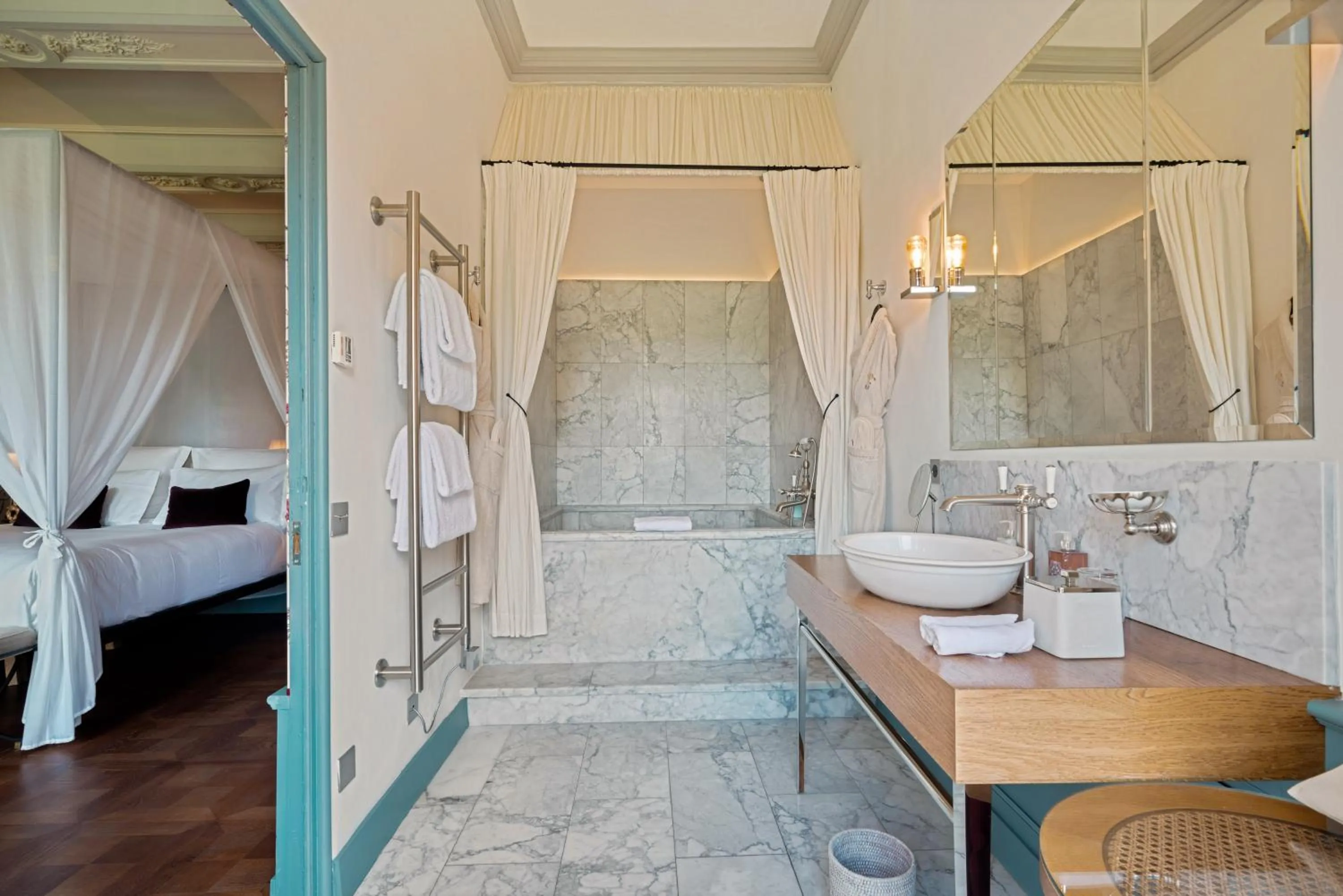 Bathroom, Bed in Château de Fonscolombe