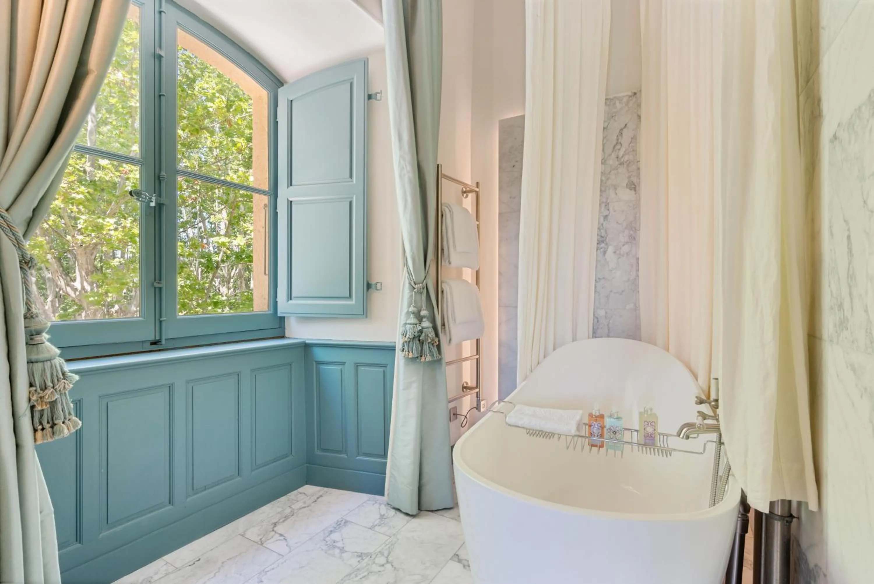 Bathroom, Bed in Château de Fonscolombe