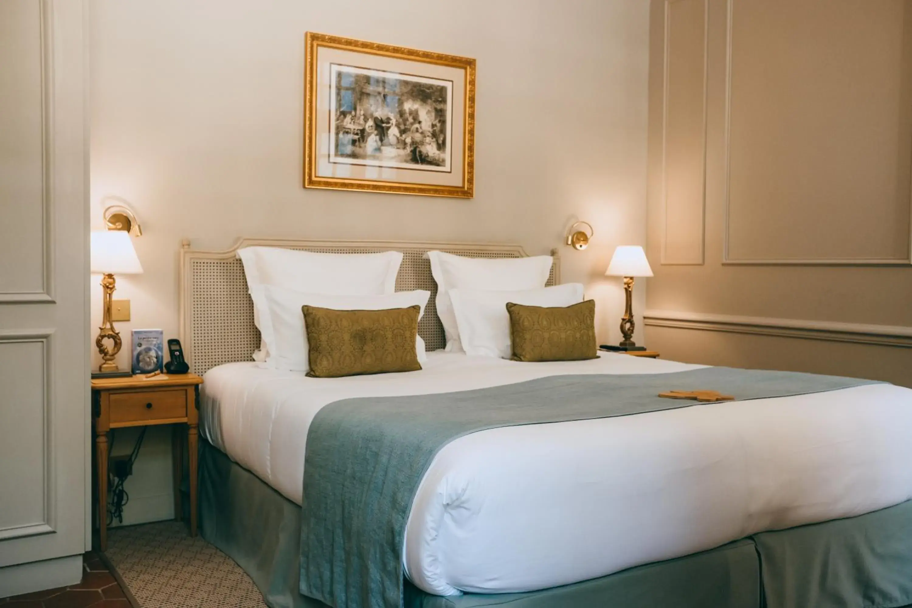 Classic Room in Château de Fonscolombe Classic Room in Château de Fonscolombe