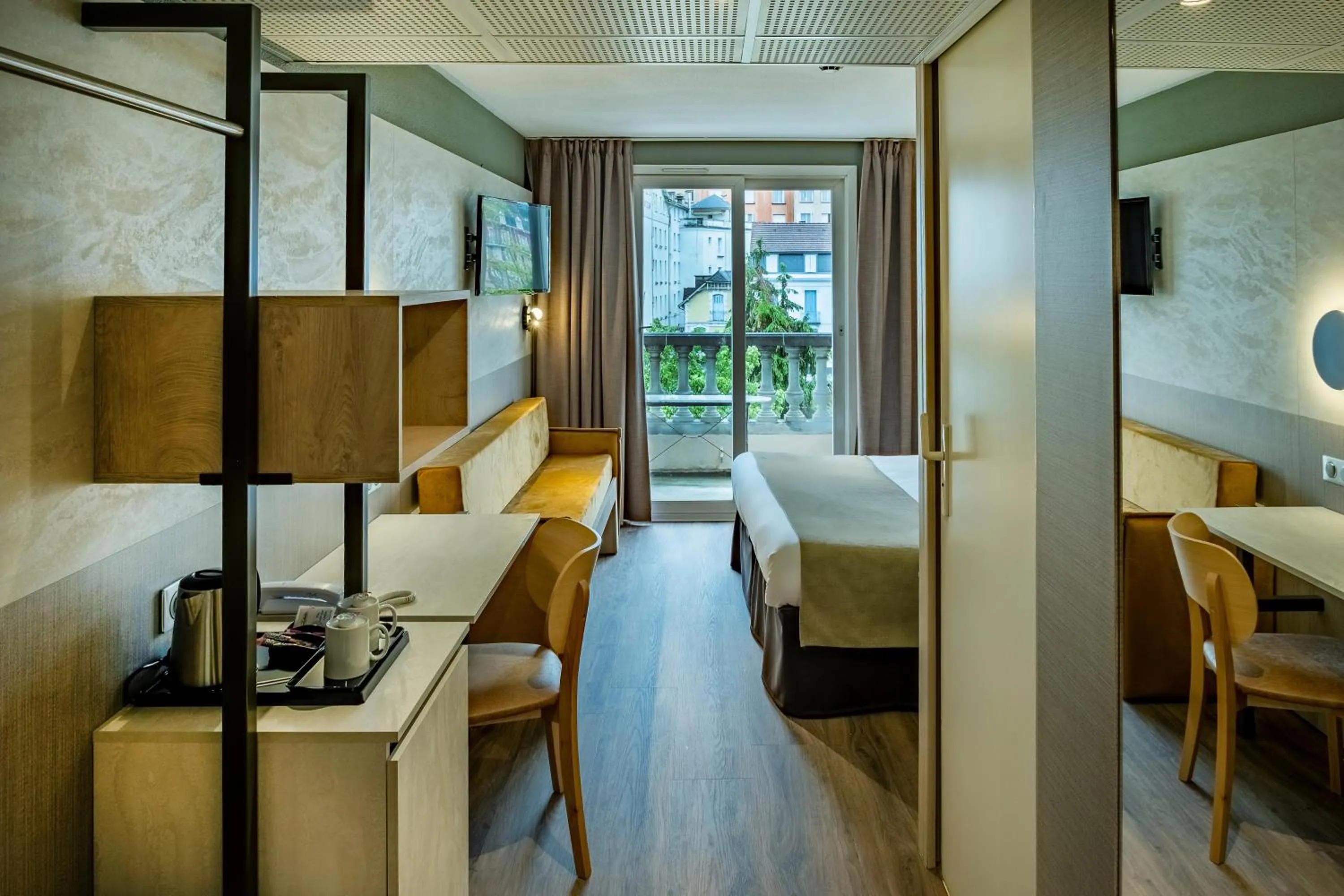 View (from property/room), Bed in Hôtel La Solitude