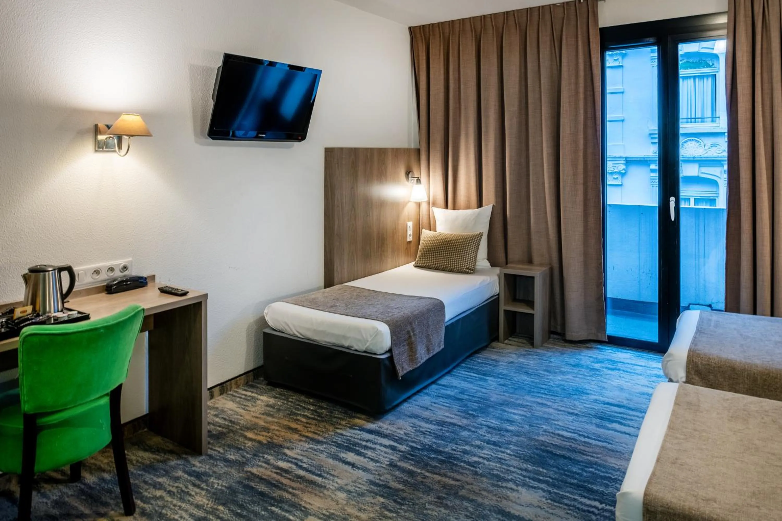 Coffee/tea facilities, Bed in Hôtel Panorama