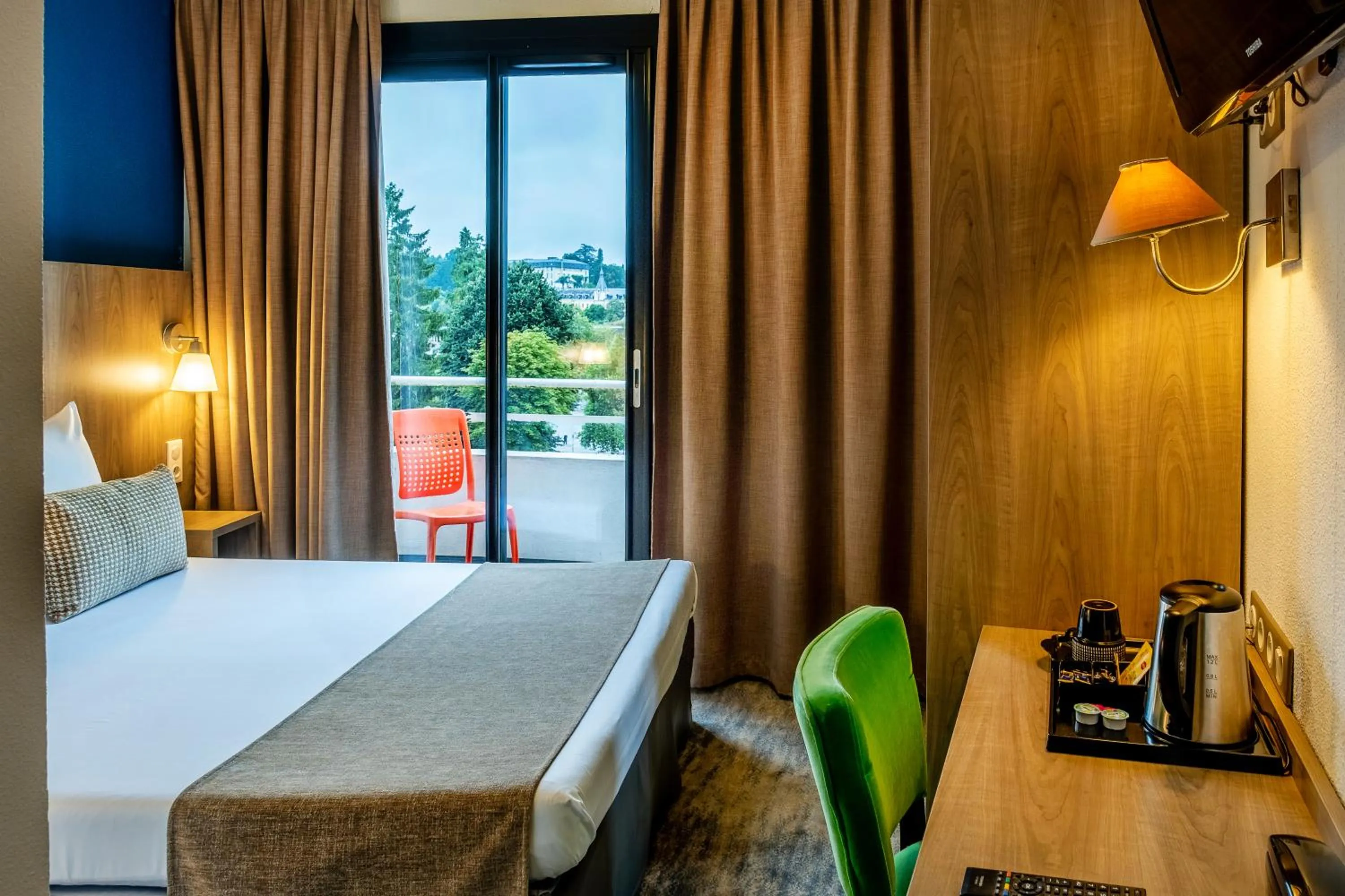 Balcony/Terrace, Bed in Hôtel Panorama