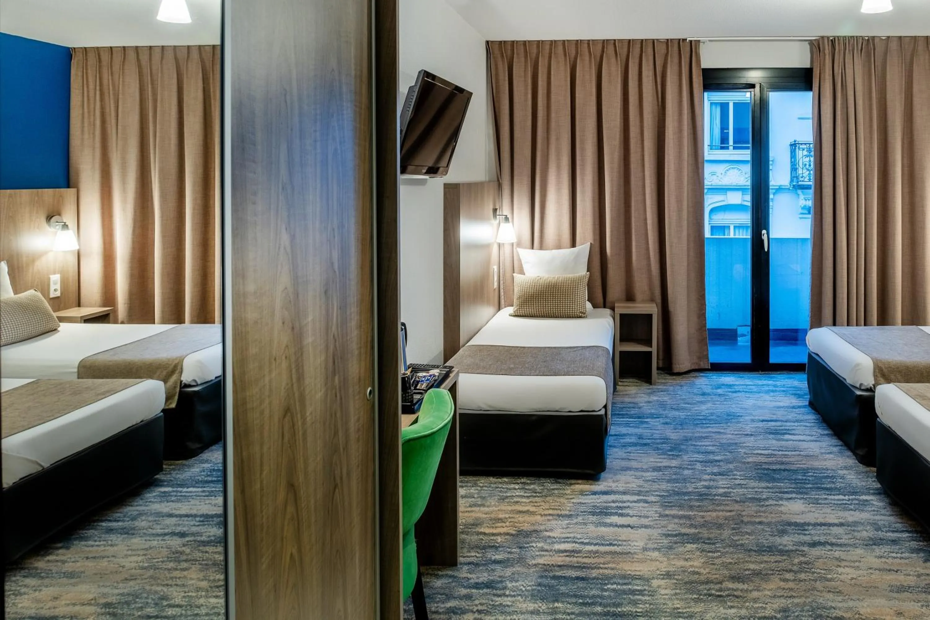 Coffee/tea facilities, Bed in Hôtel Panorama