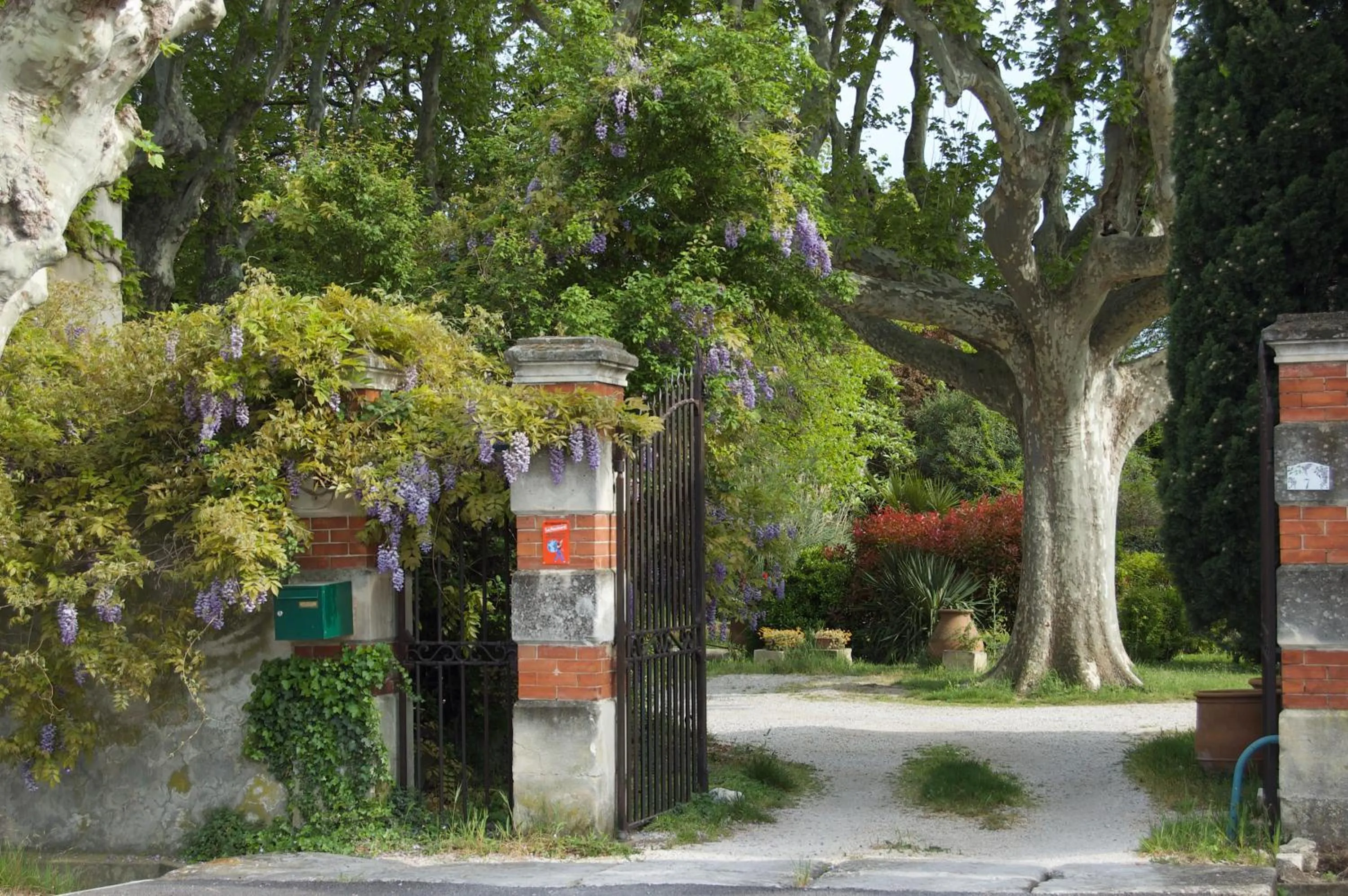 Facade/entrance in Le Mas Ferrand