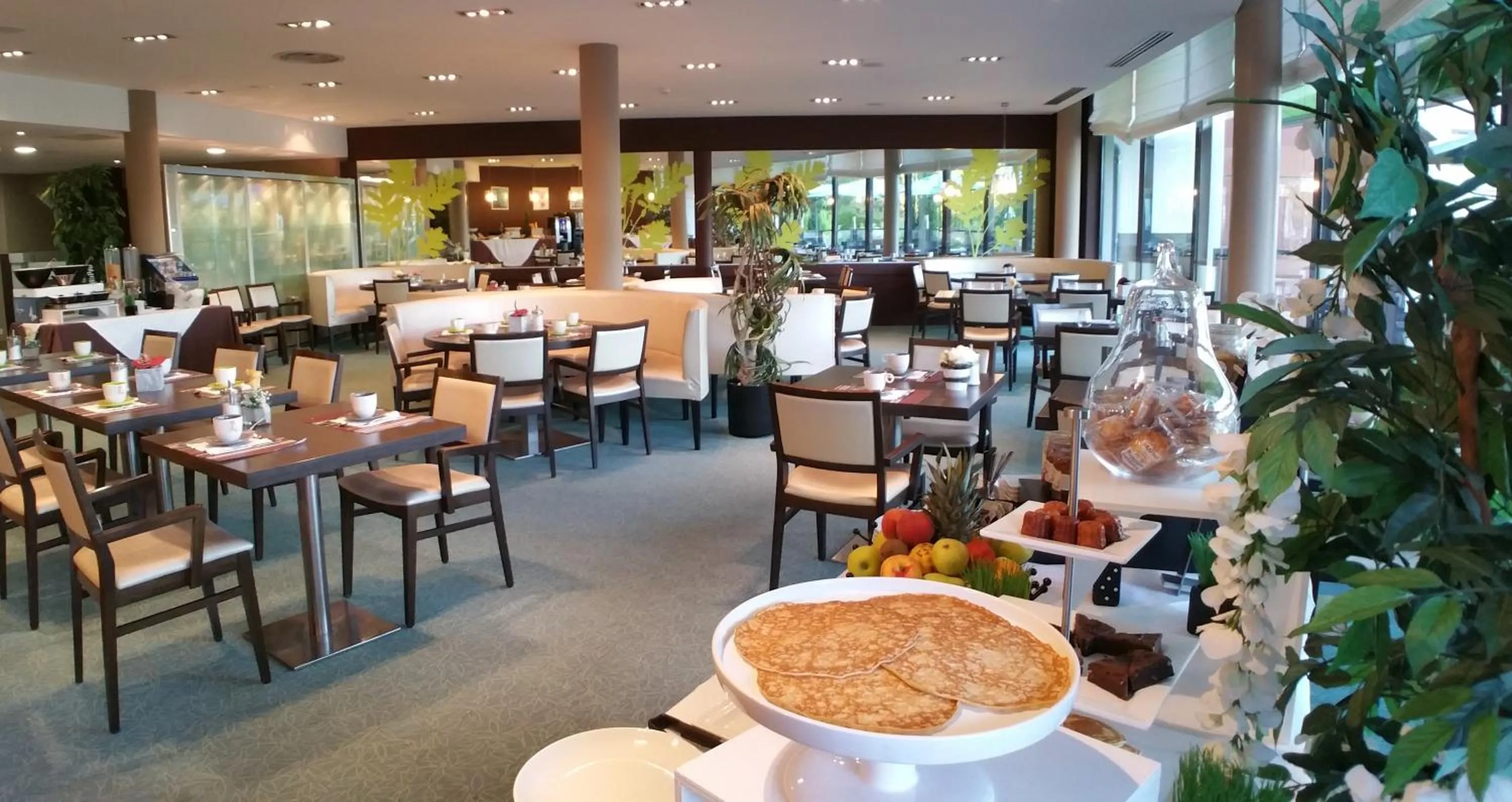 Breakfast in Hôtel Le Palladior Voiron