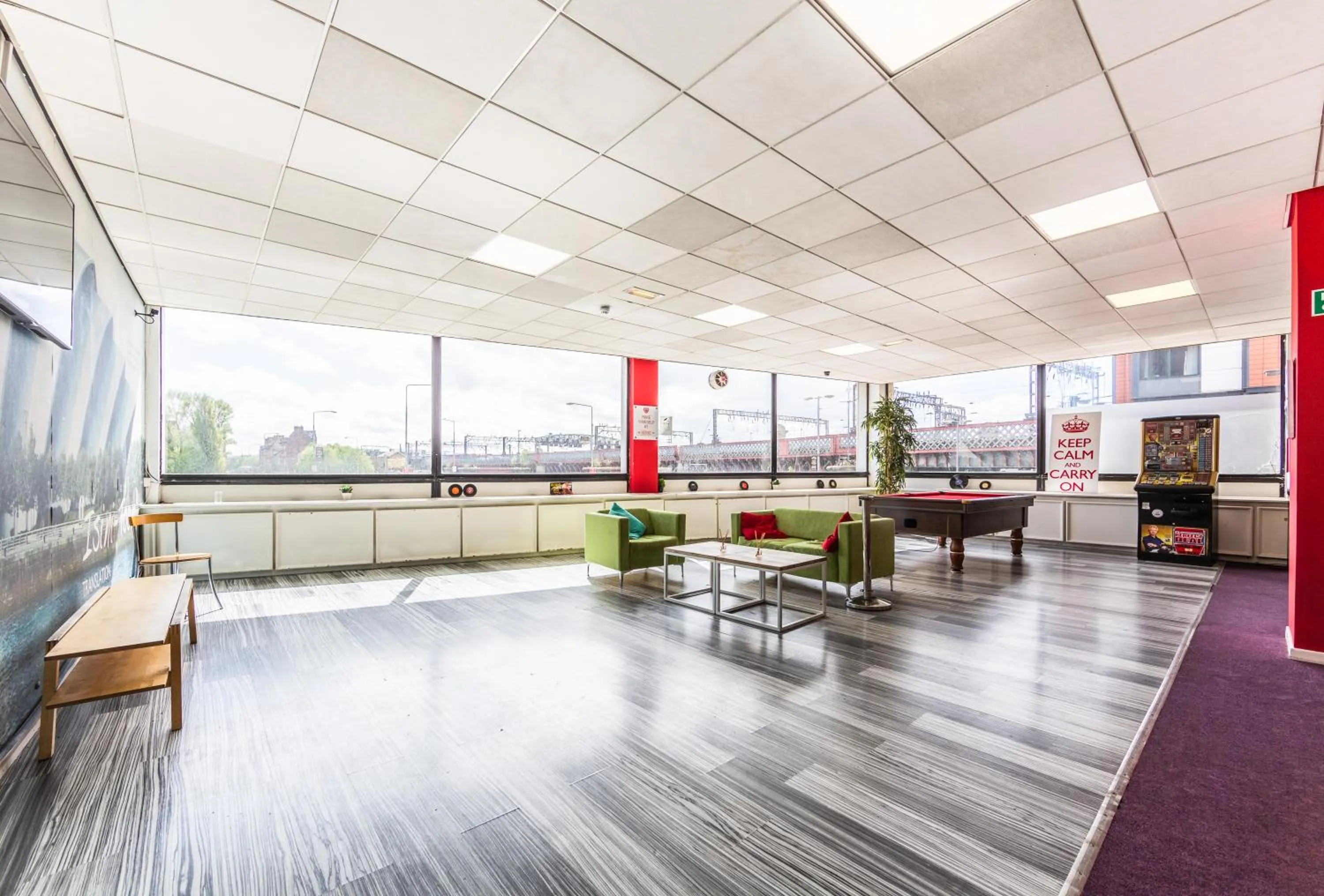 Communal lounge/ TV room in Euro Hostel Glasgow