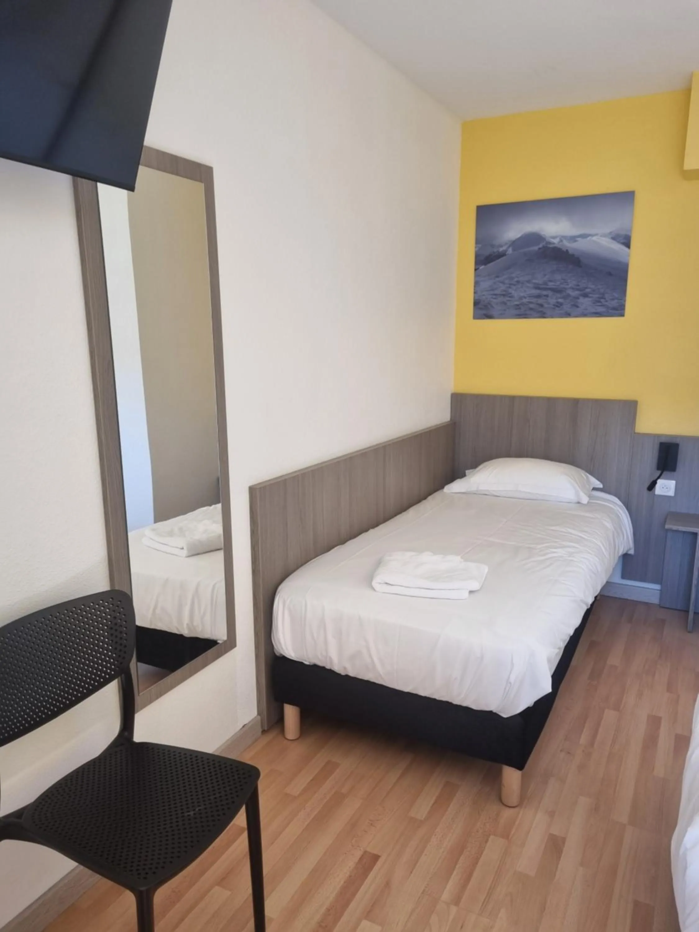 Bed in The Originals Access, Hôtel Le Lutéa