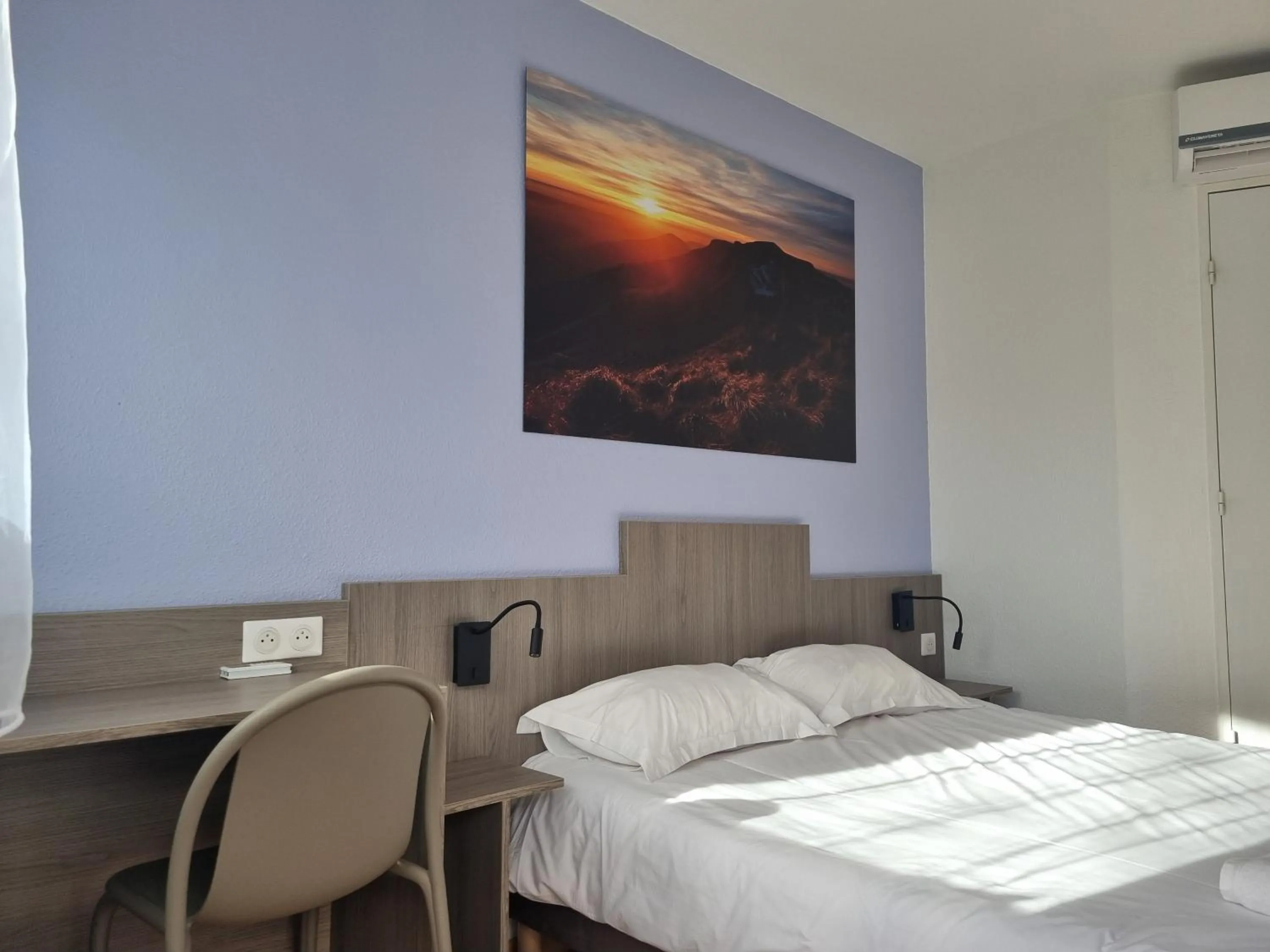 Photo of the whole room, Bed in The Originals Access, Hôtel Le Lutéa