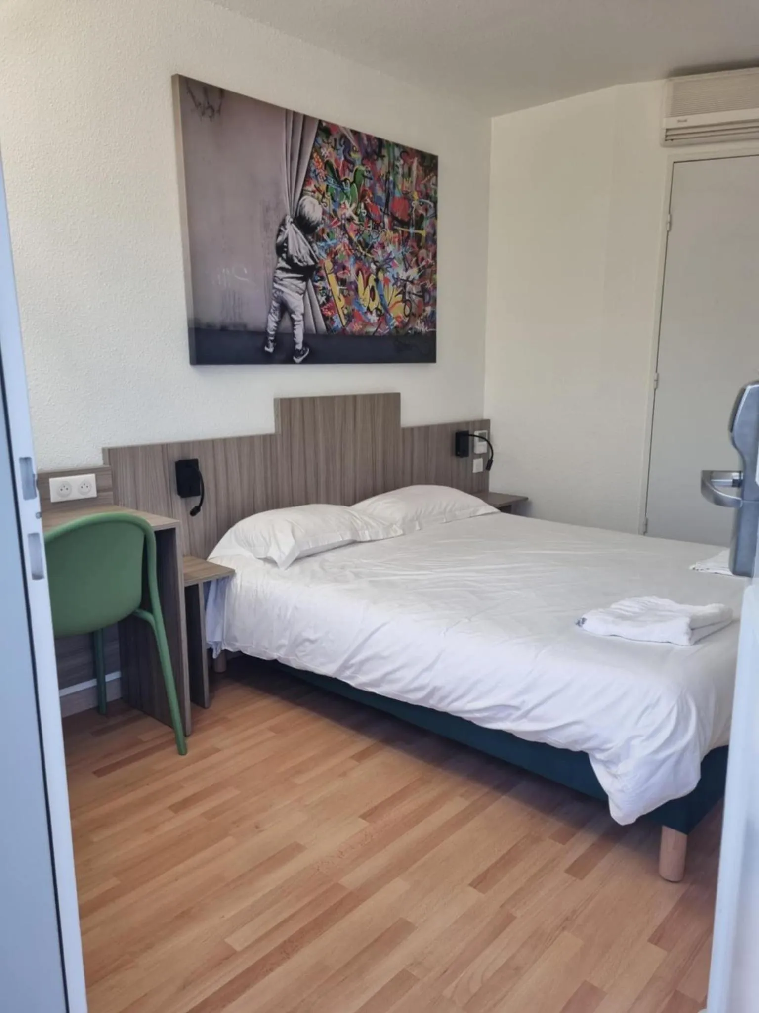 Photo of the whole room, Bed in The Originals Access, Hôtel Le Lutéa