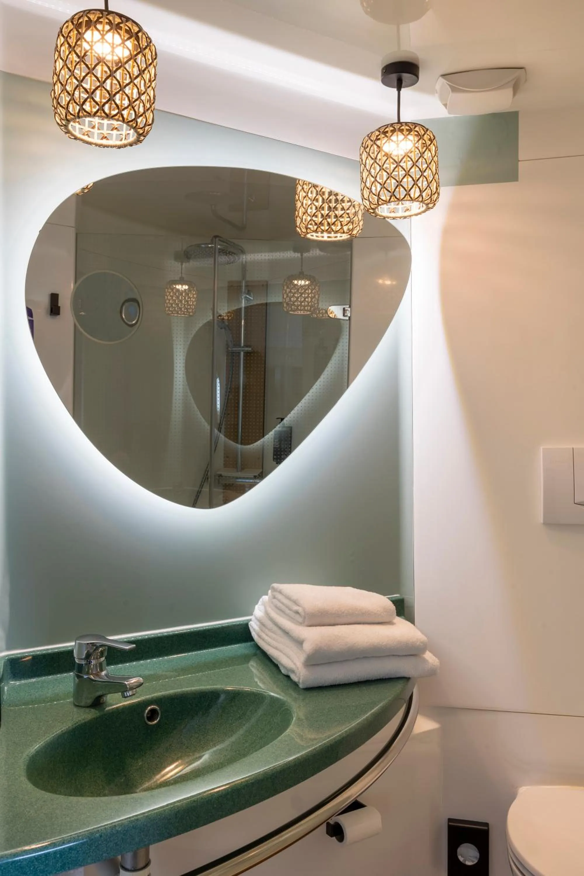 Bathroom in ibis Styles Pontivy centre Bretagne