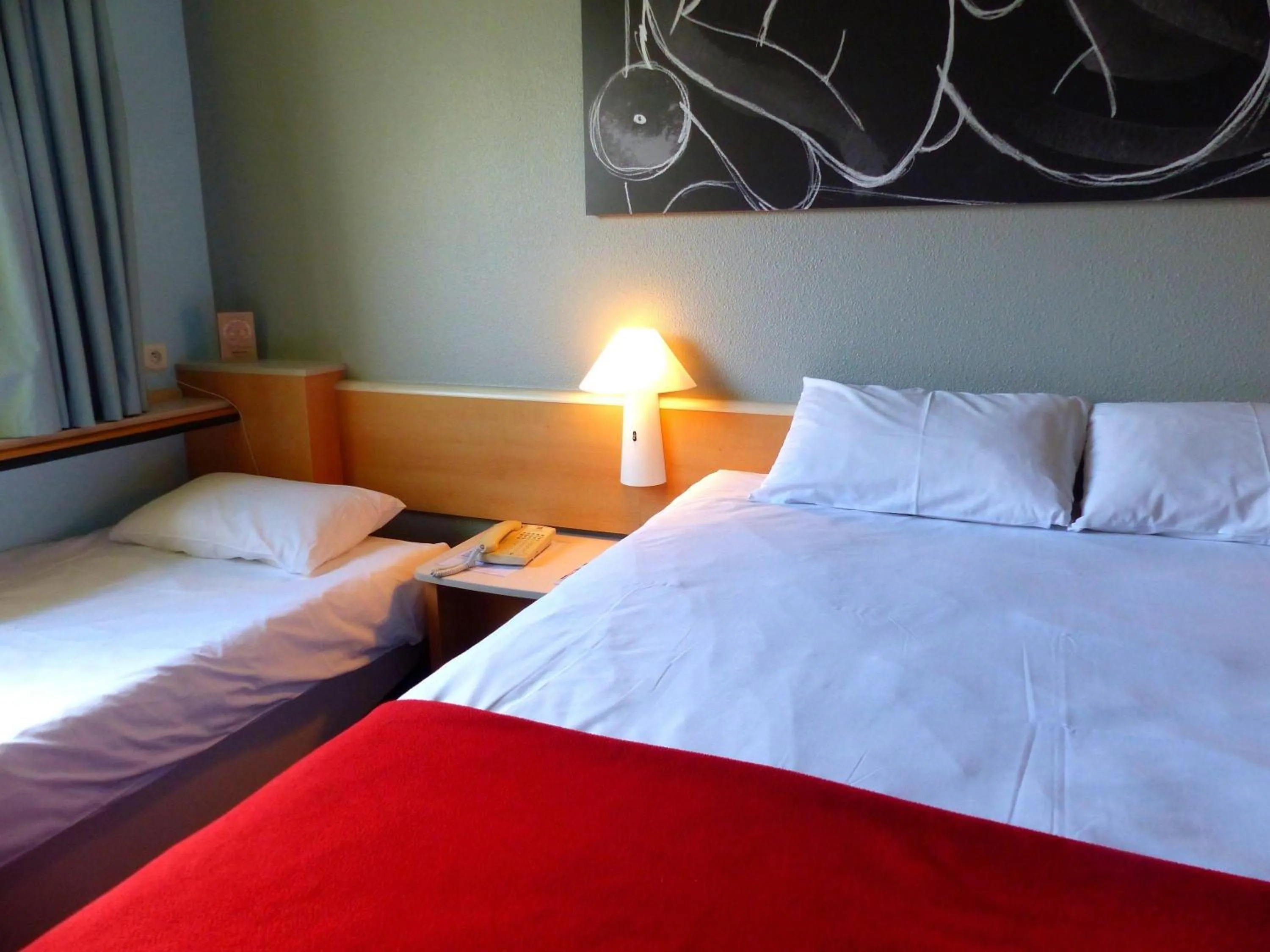 Bedroom, Bed in ibis Styles Pontivy centre Bretagne