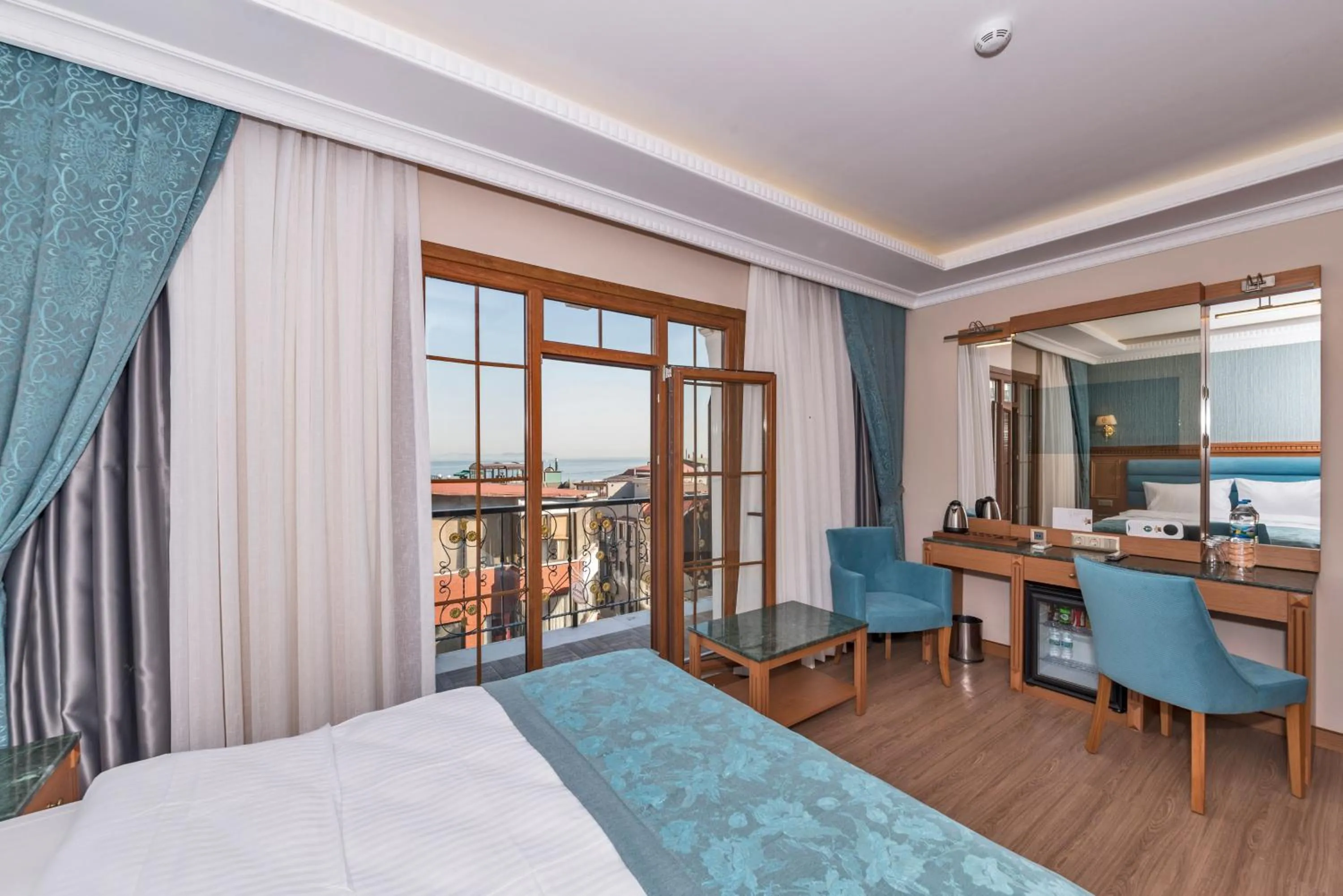 Photo of the whole room, Bed in Magnaura House Hotel