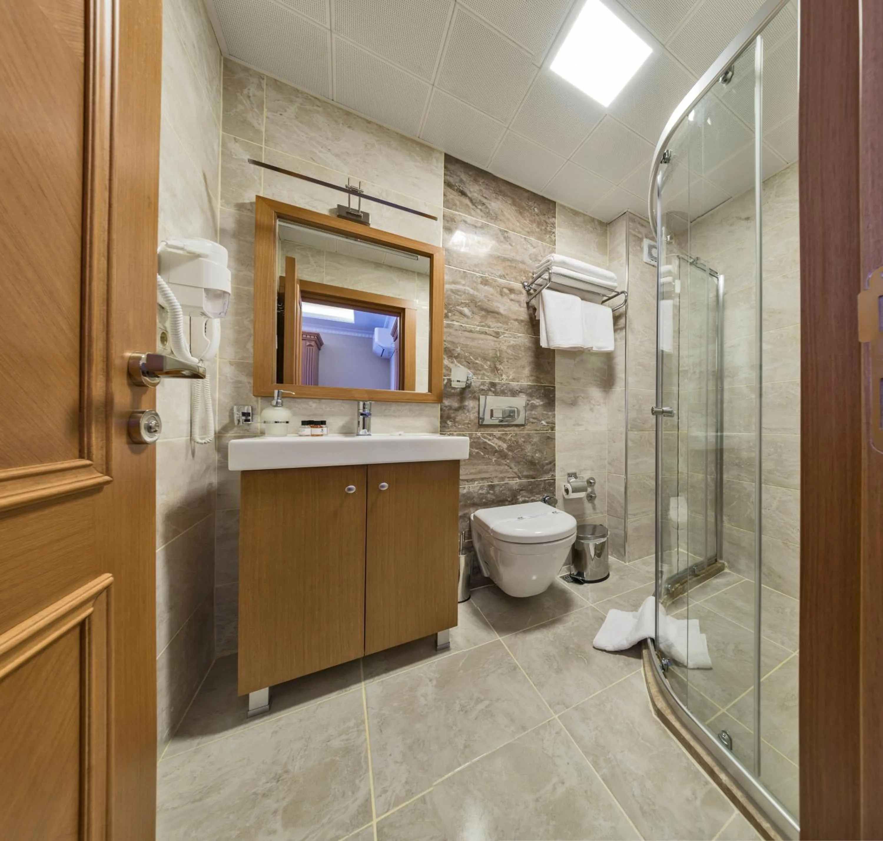 Bathroom in Magnaura House Hotel