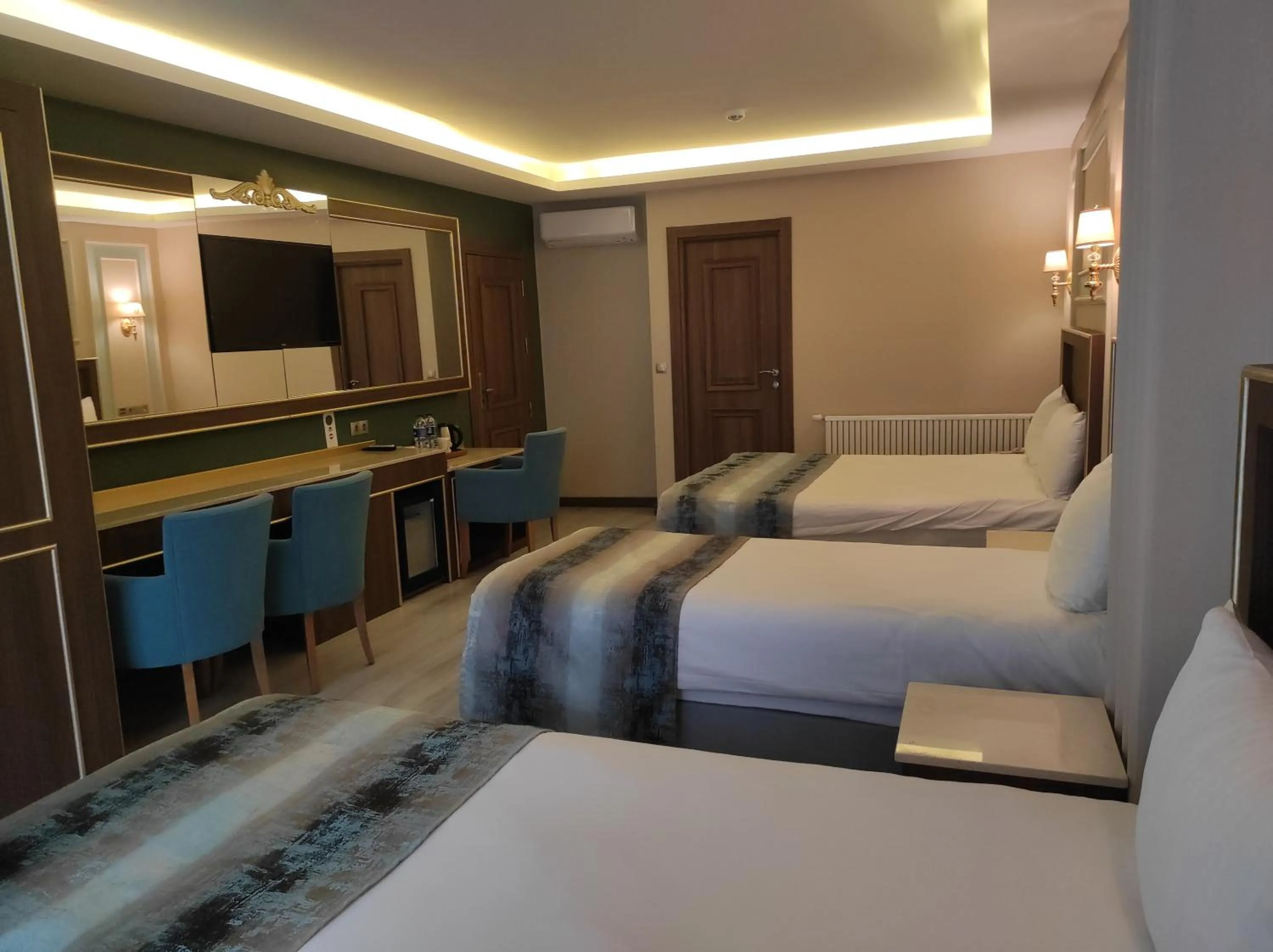 Bed in Magnaura House Hotel