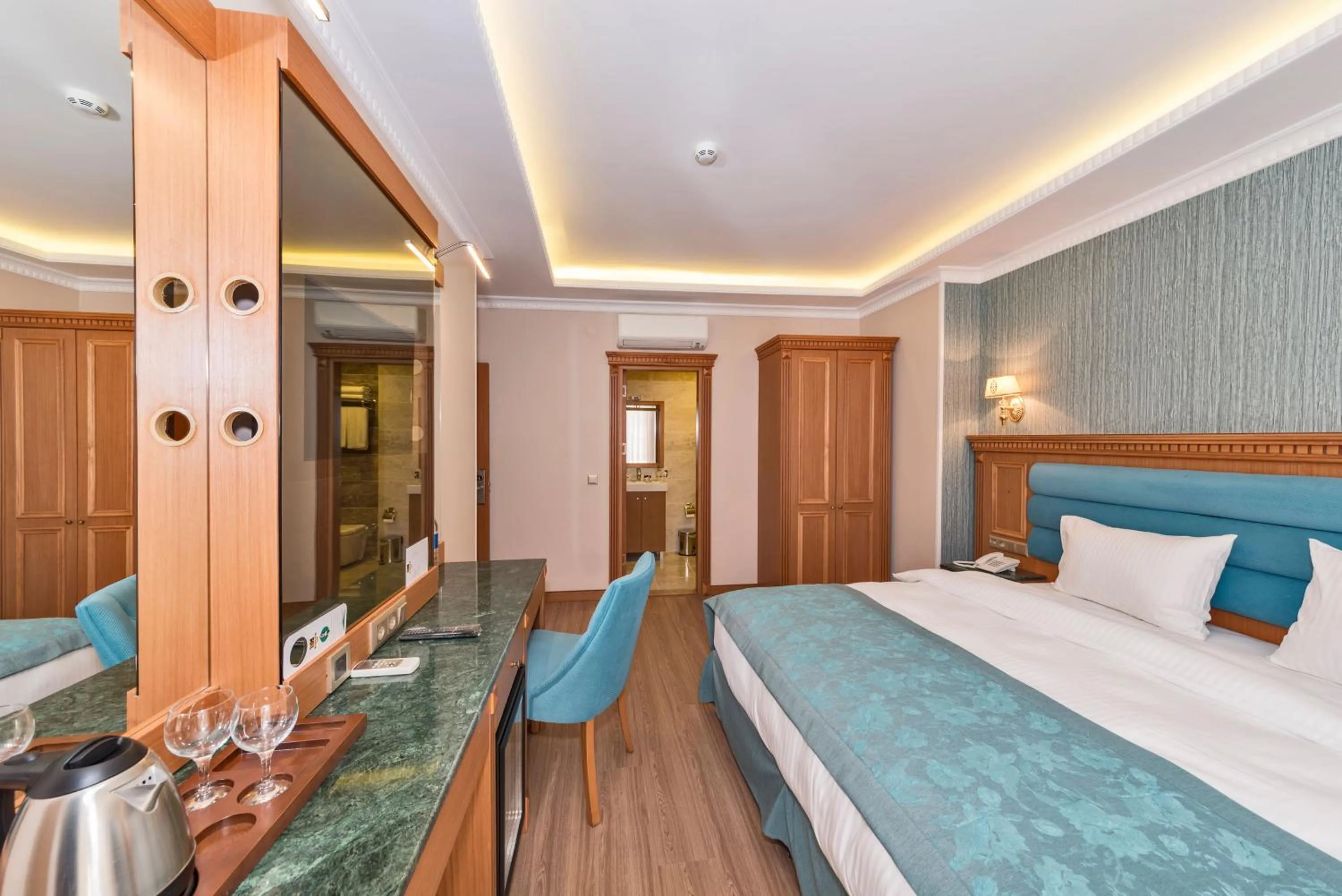 Photo of the whole room, Bed in Magnaura House Hotel