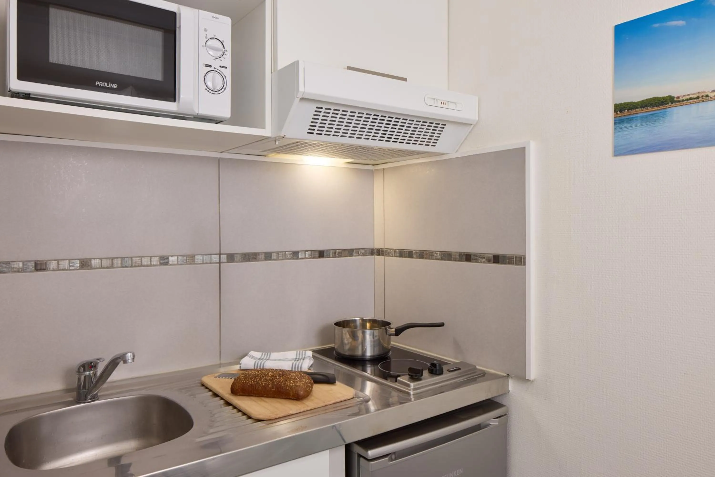 Kitchen or kitchenette in Zenitude Hôtel-Résidences Bordeaux Aéroport Mérignac