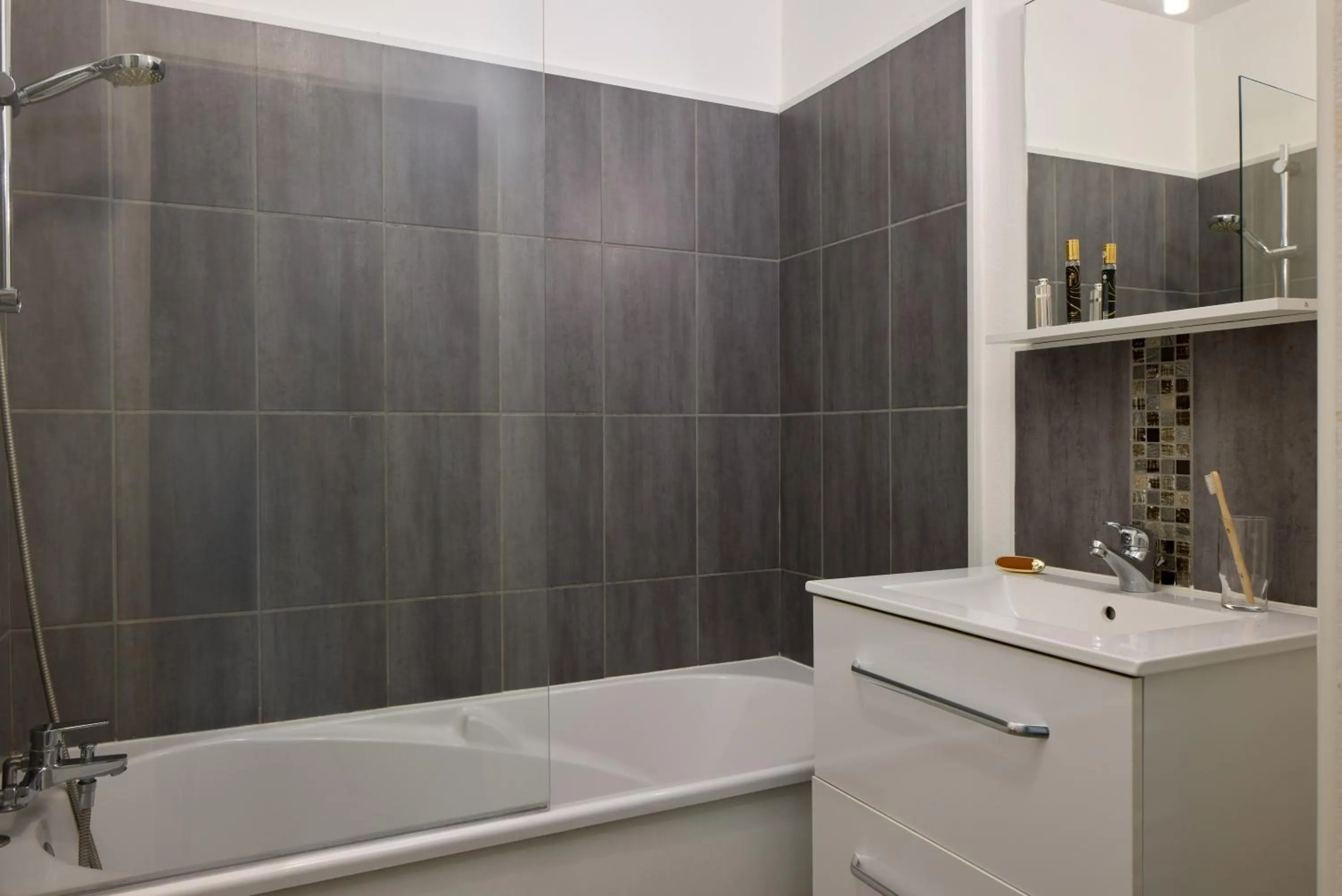 Bathroom in Zenitude Hôtel-Résidences Bordeaux Aéroport Mérignac