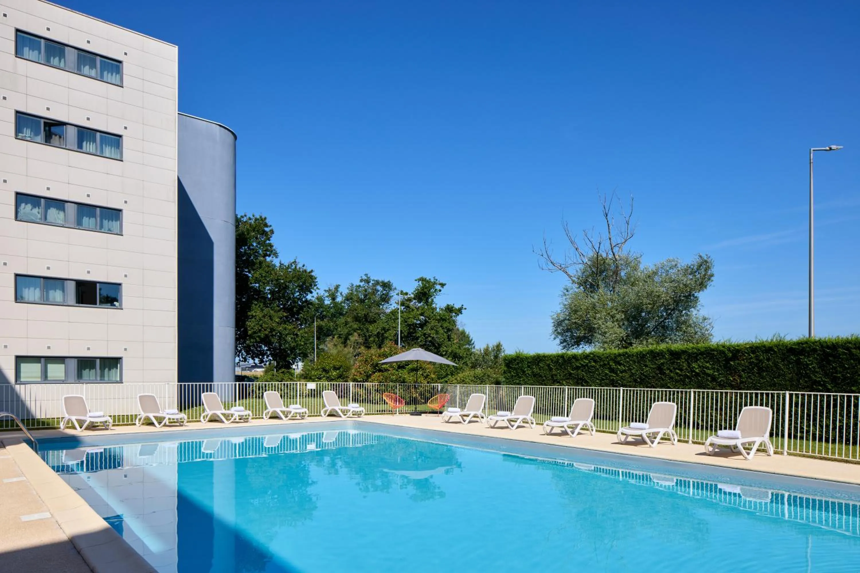 Swimming pool in Zenitude Hôtel-Résidences Bordeaux Aéroport Mérignac