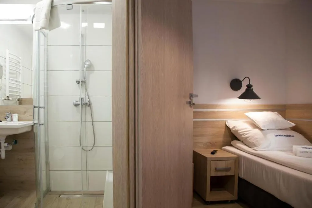 Shower, Bed in Sanatorium Mewa