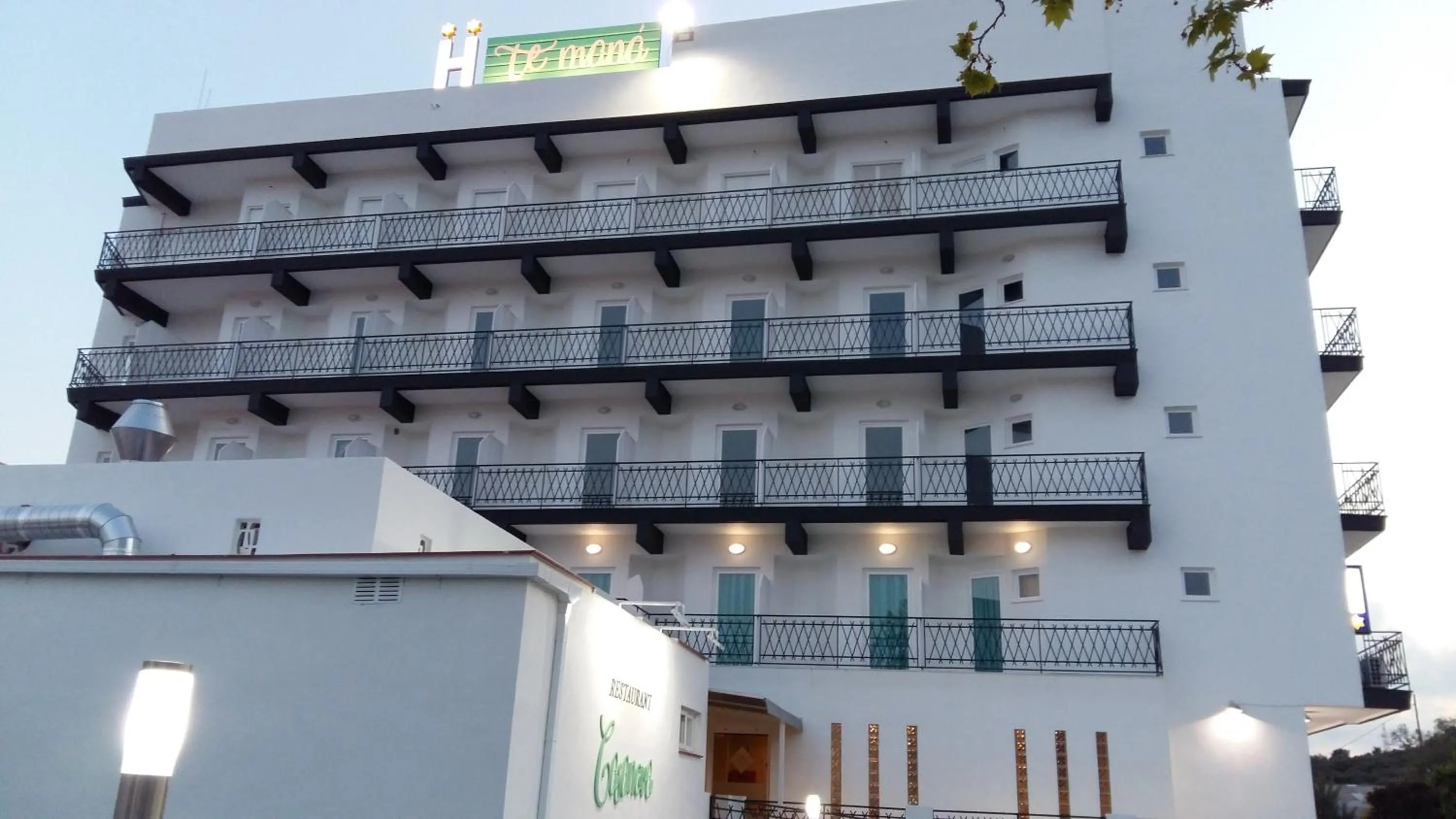 Facade/entrance in Te Maná Hotel