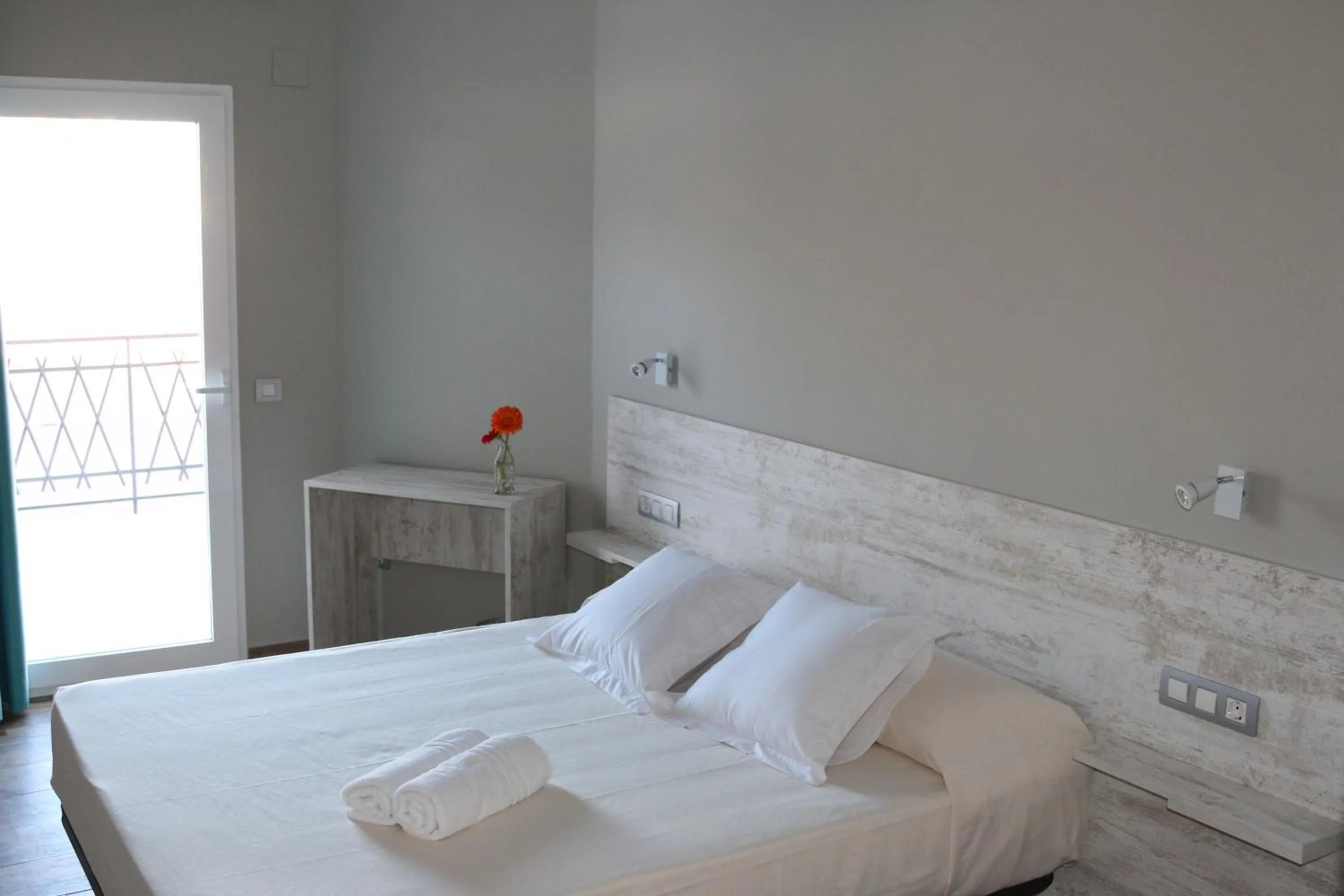 Photo of the whole room, Bed in Te Maná Hotel