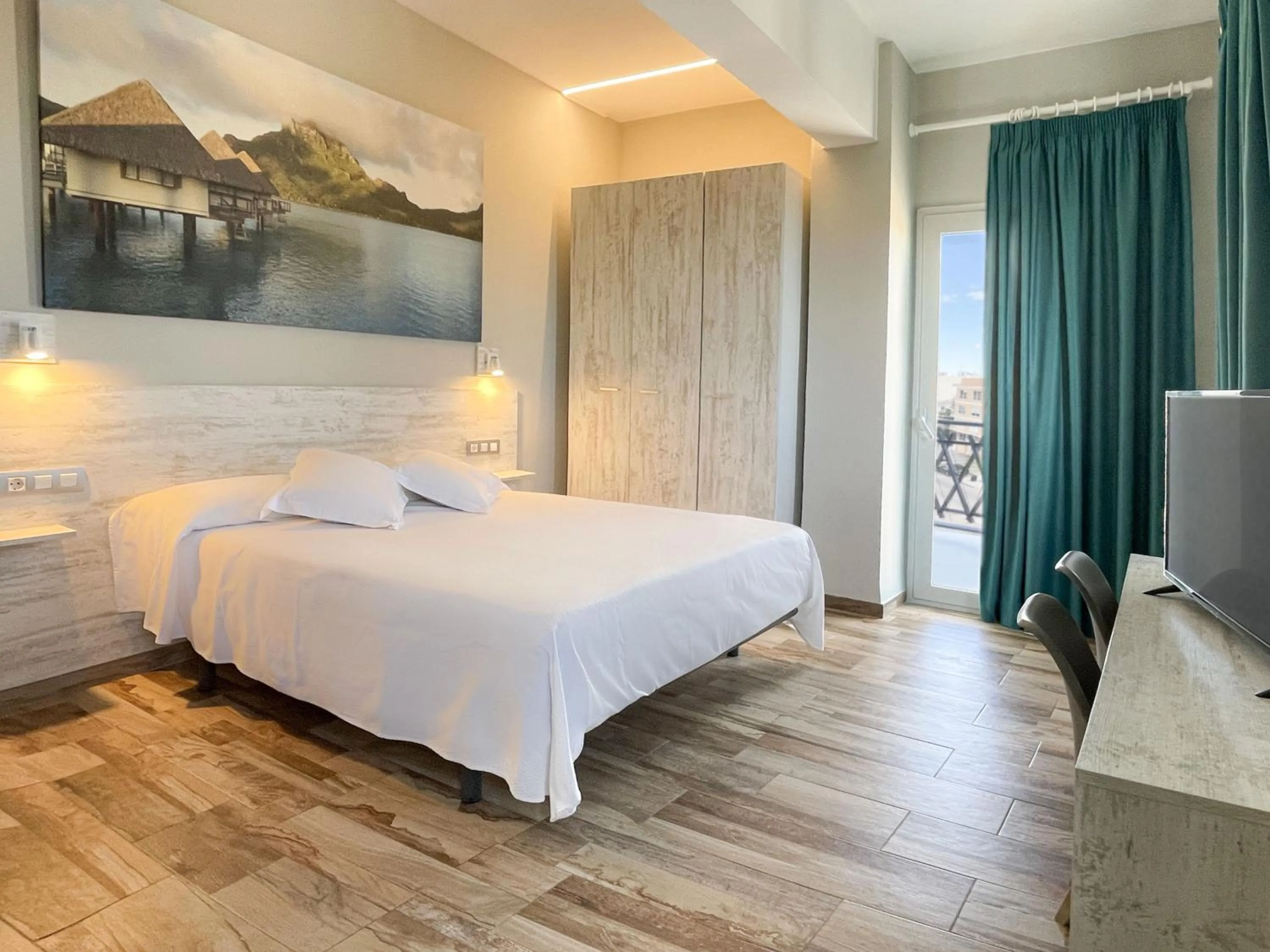 Photo of the whole room, Bed in Te Maná Hotel