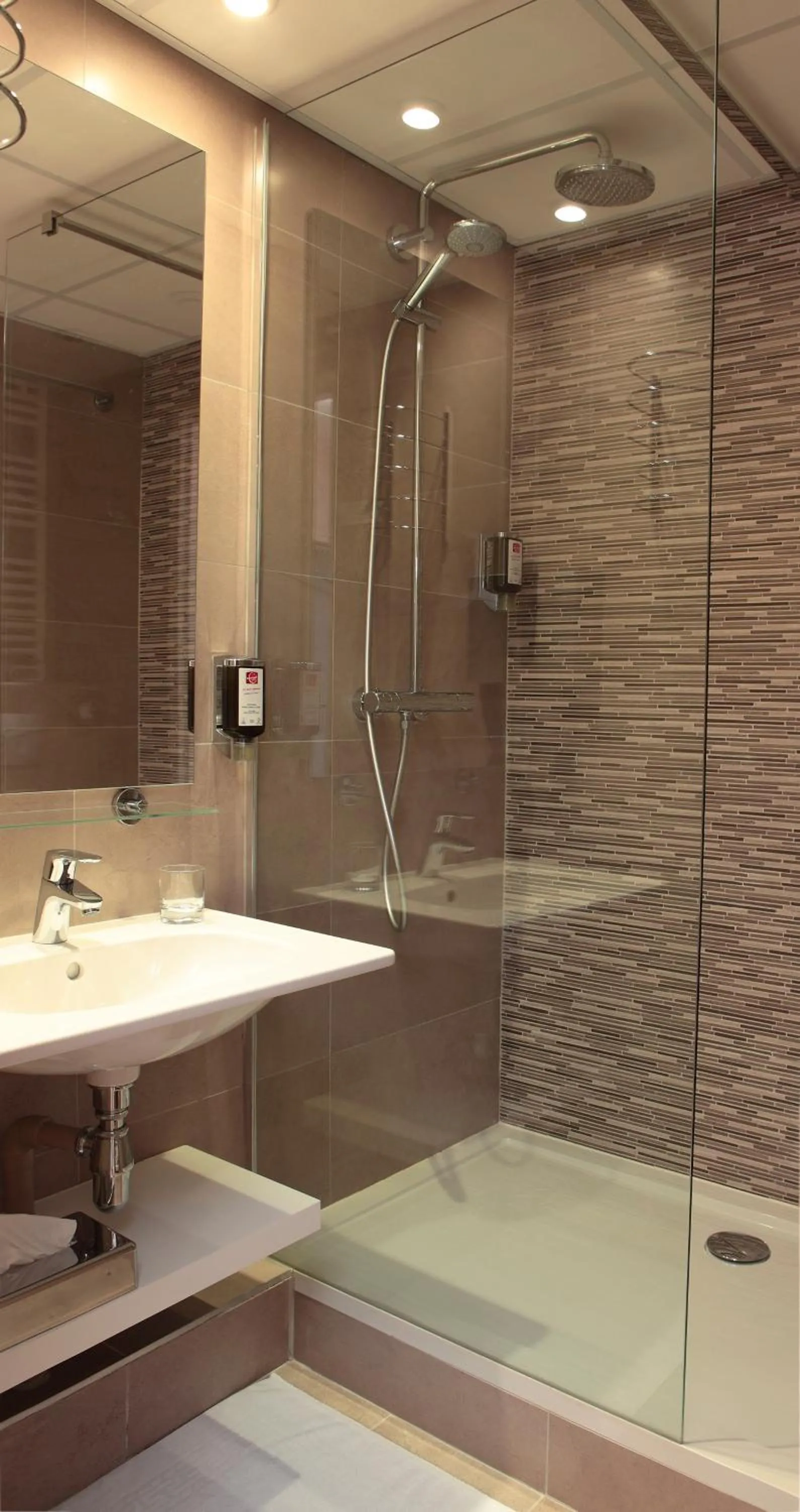 Shower in Hôtel Morphée Lille Villeneuve d'Ascq