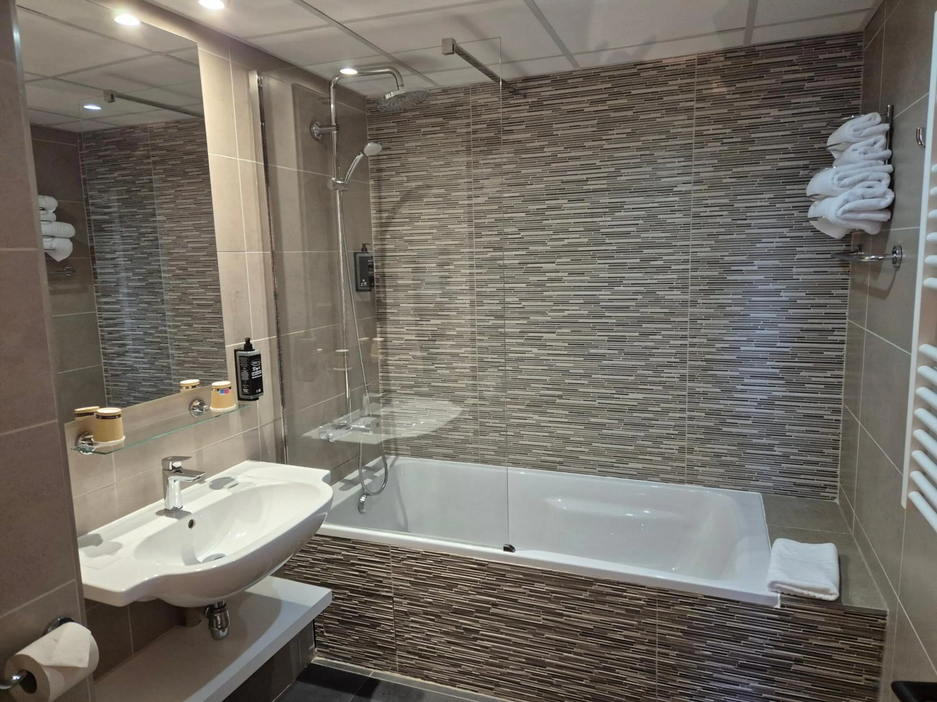 Bathroom in Hôtel Morphée Lille Villeneuve d'Ascq