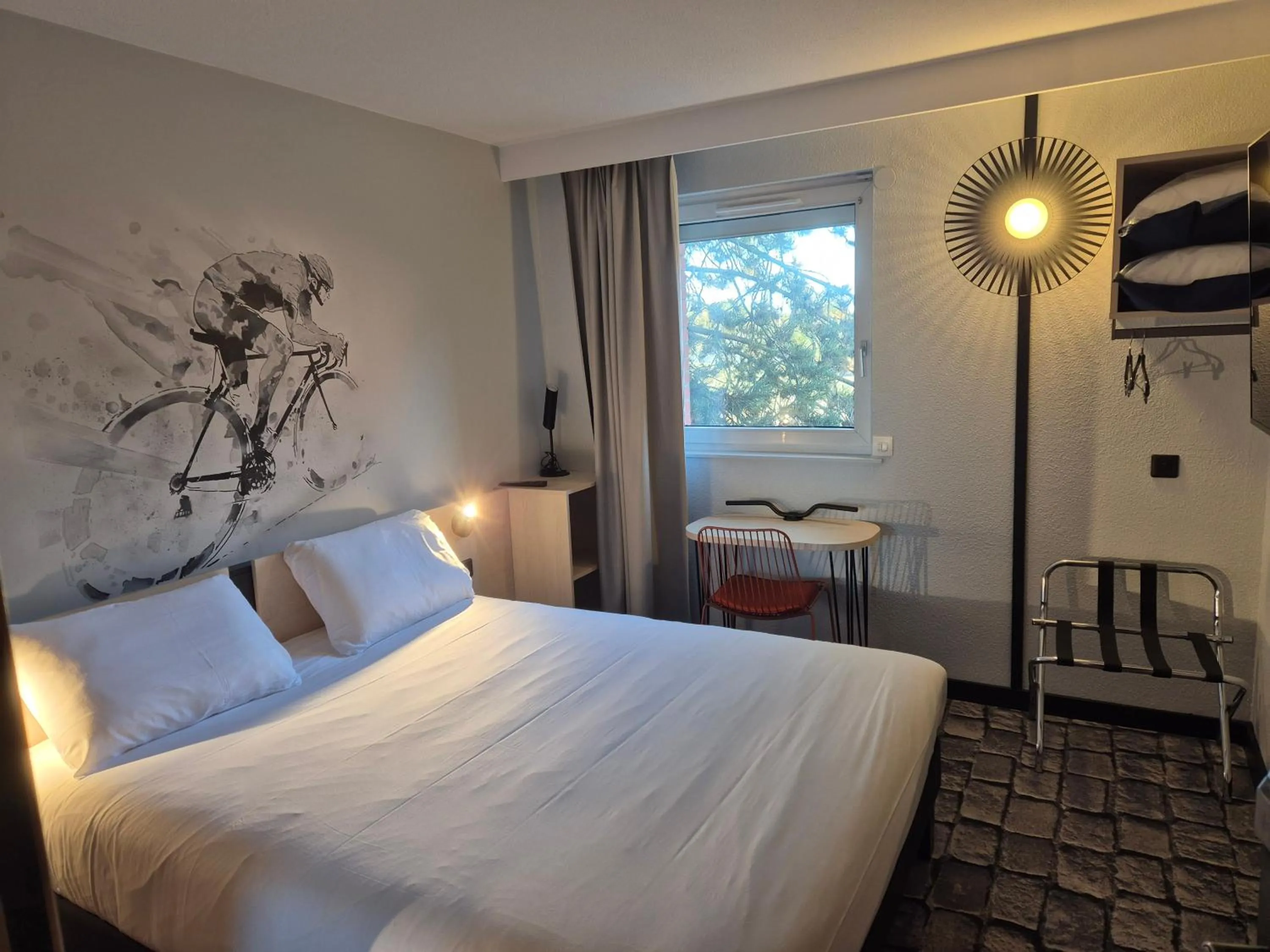 Bedroom, Bed in Hôtel Morphée Lille Villeneuve d'Ascq