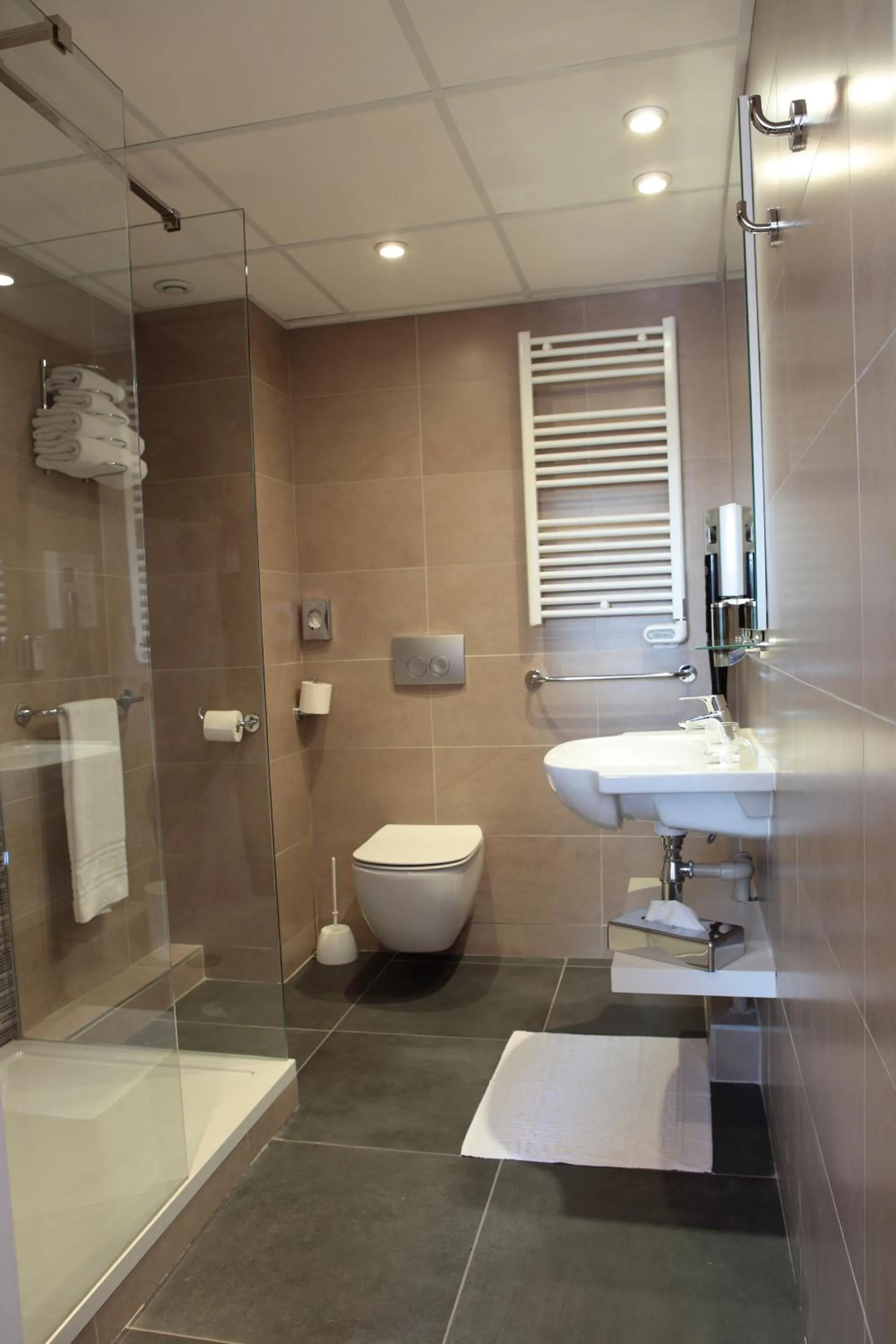 Shower in Hôtel Morphée Lille Villeneuve d'Ascq