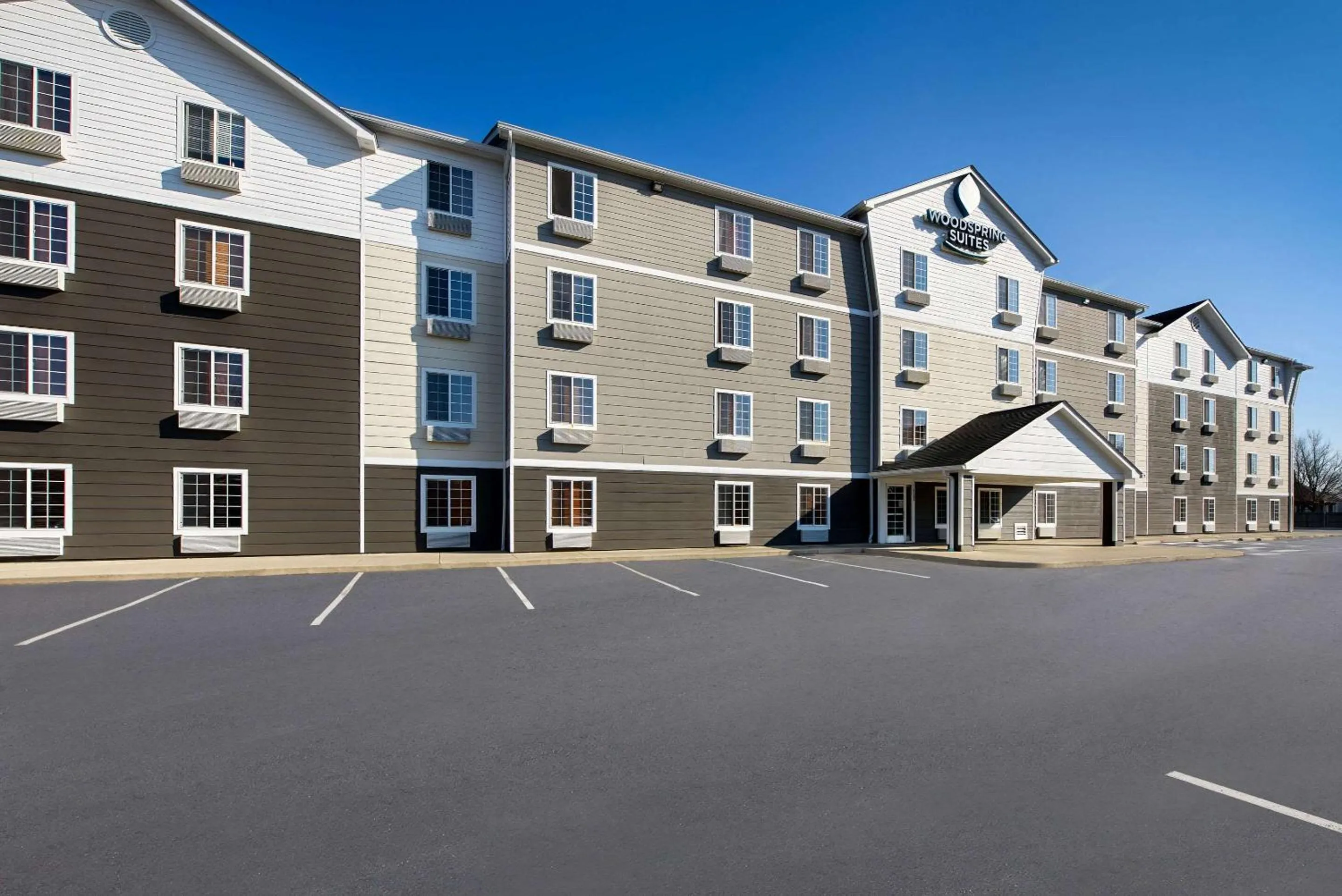 Property building in WoodSpring Suites Columbus Southeast