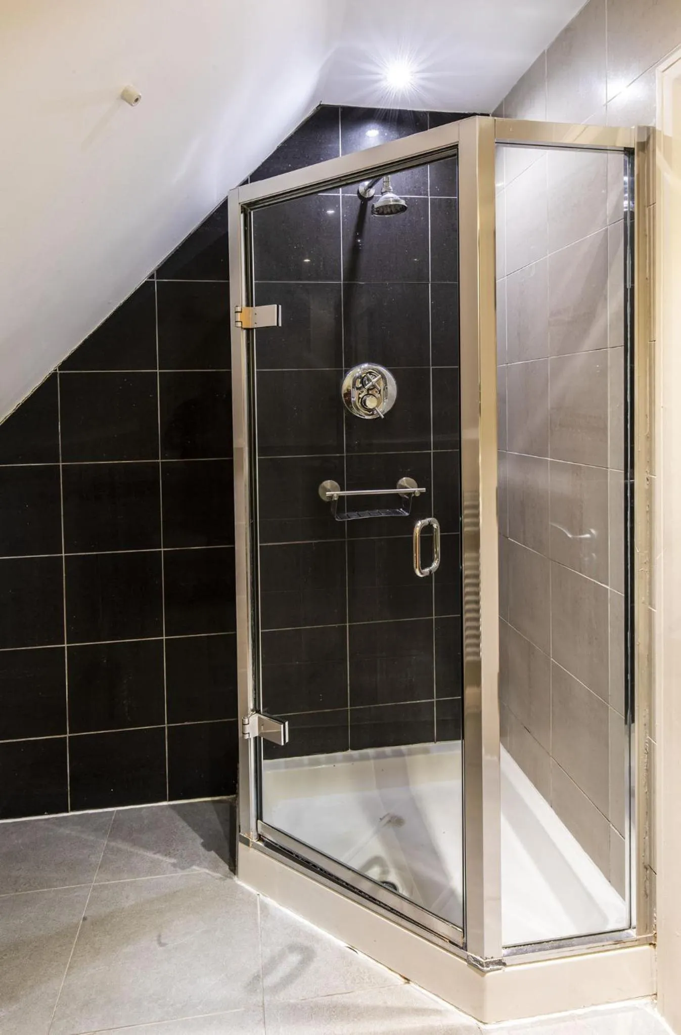 Bathroom in The Kings Head Country Hotel