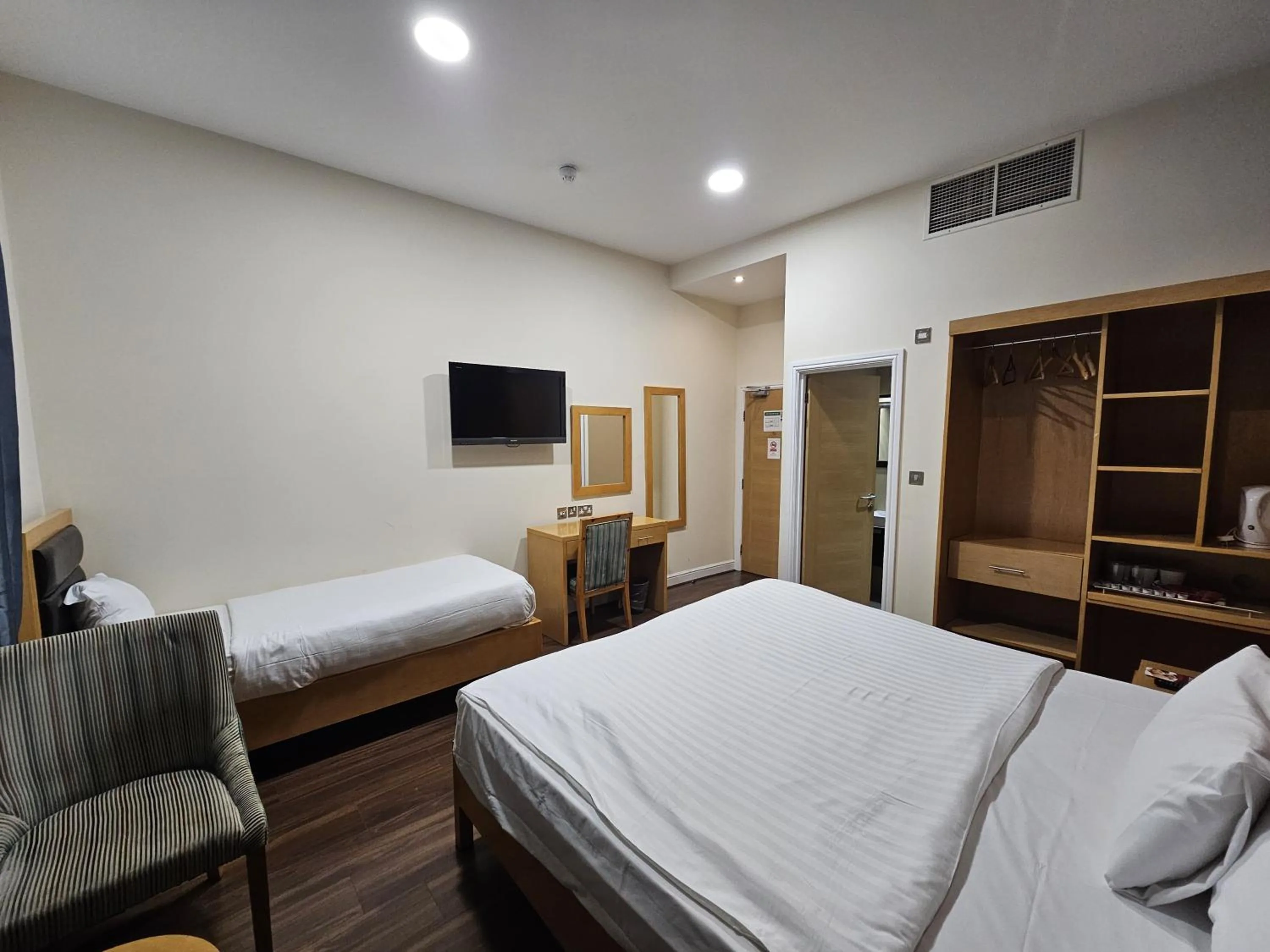 Bed in Cromwell Hotel