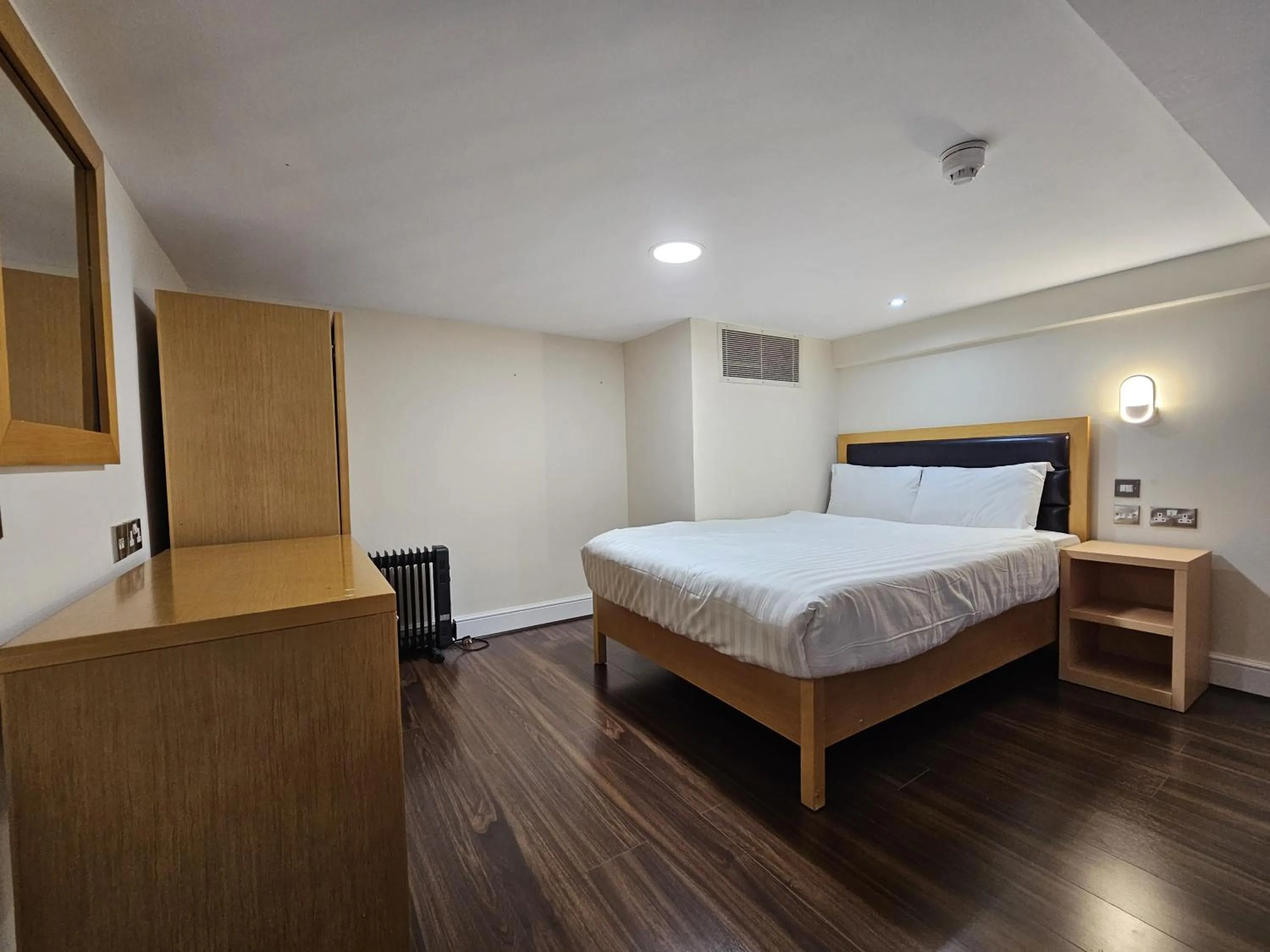 Bed in Cromwell Hotel