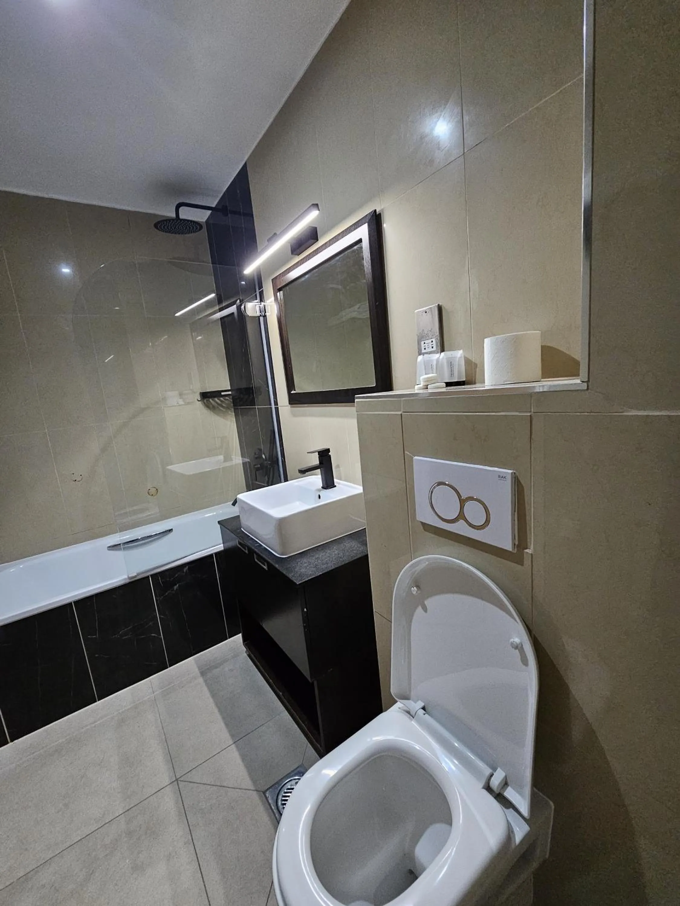 Toilet in Cromwell Hotel