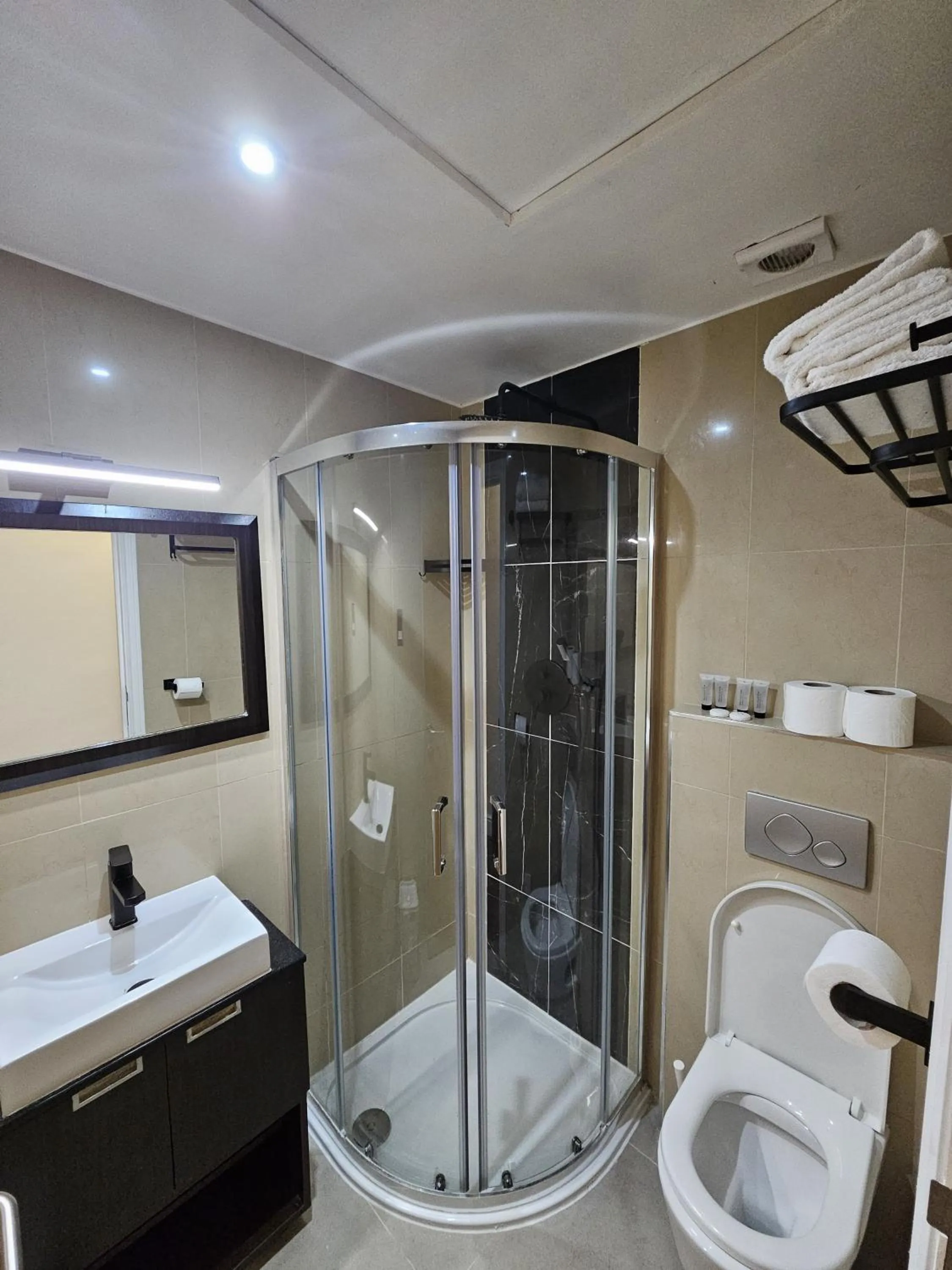 Shower in Cromwell Hotel