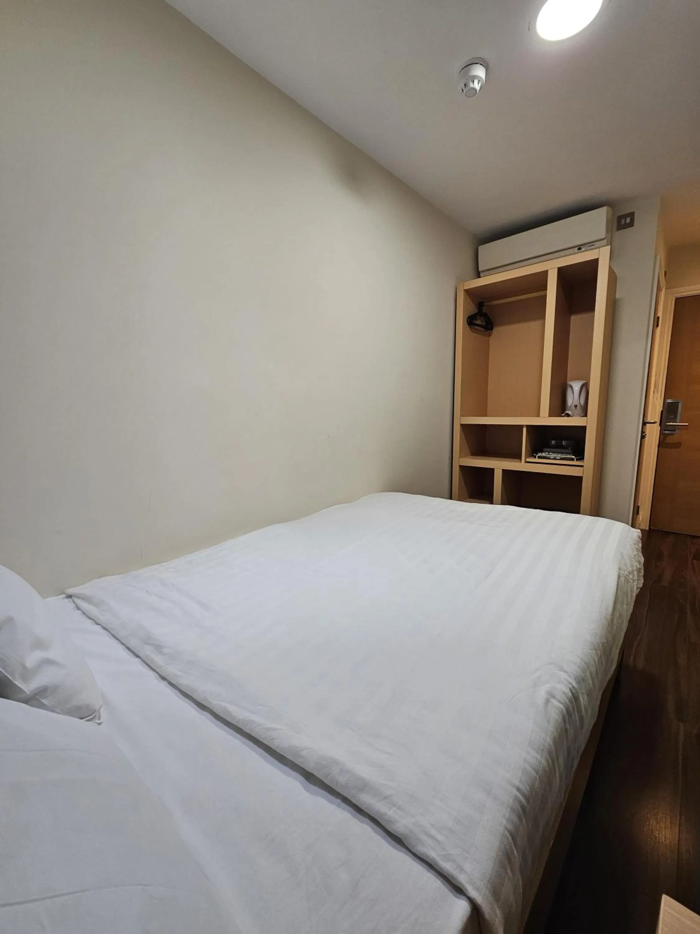 Bed in Cromwell Hotel