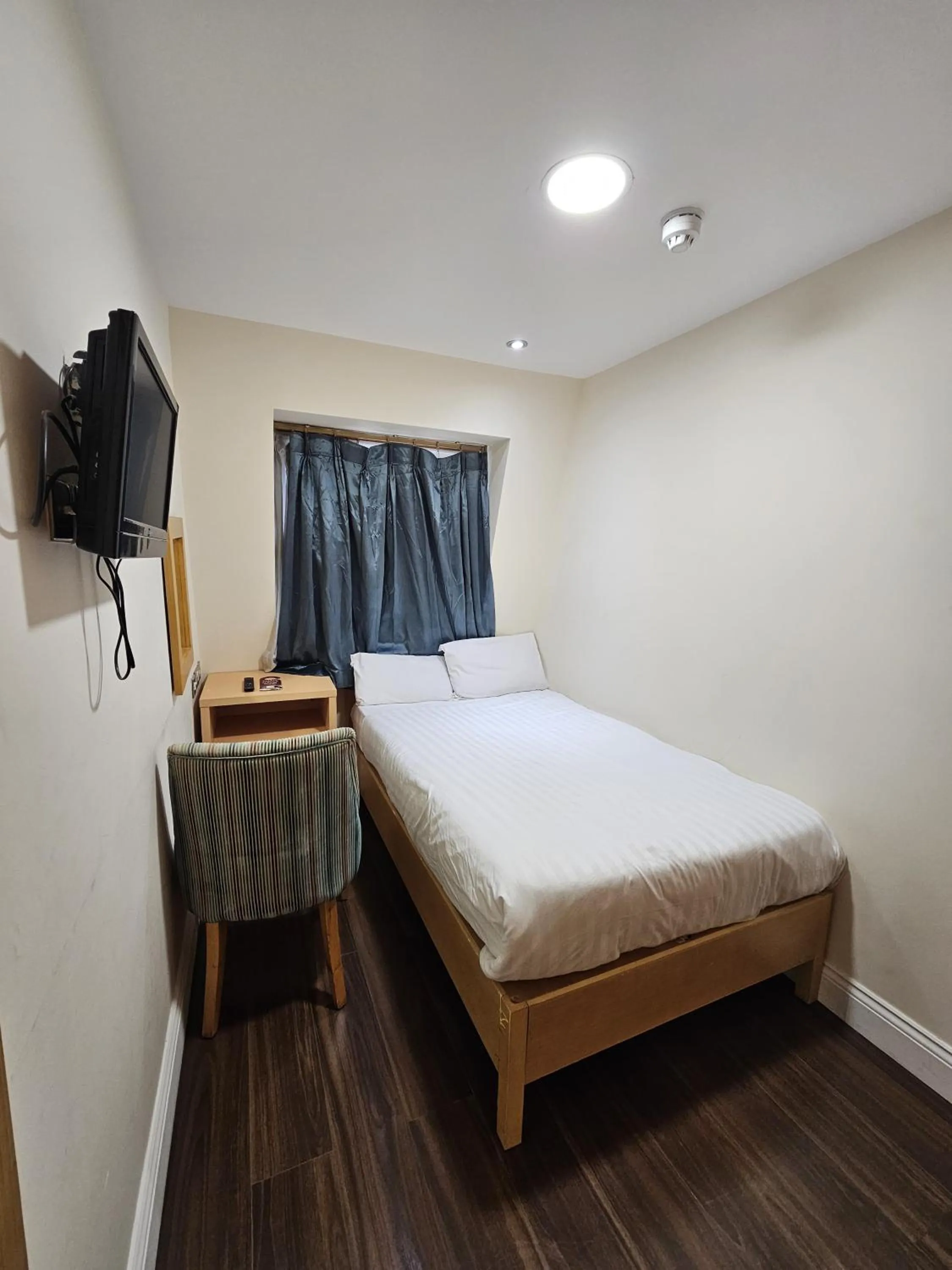 TV and multimedia, Bed in Cromwell Hotel