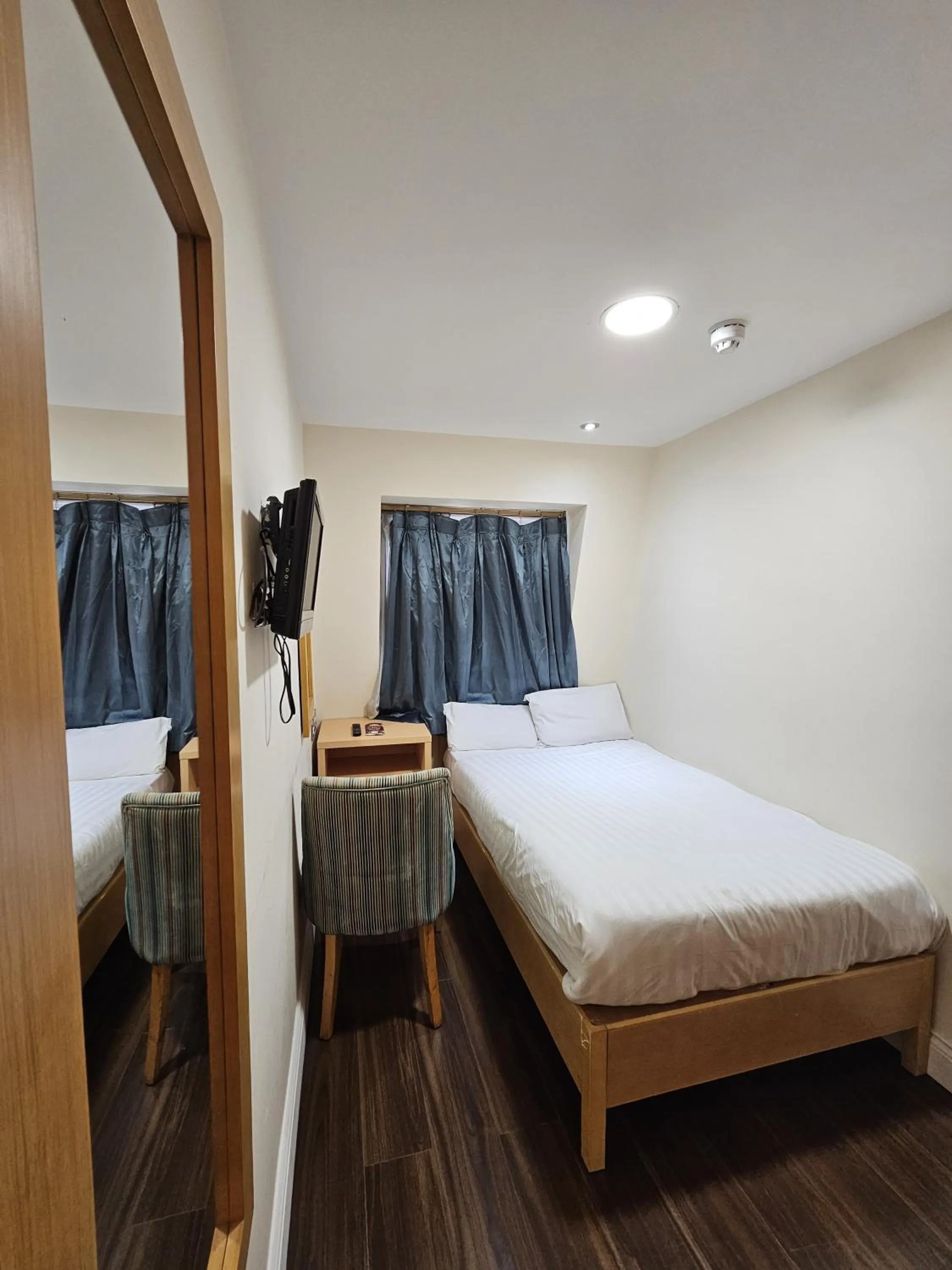 Bed in Cromwell Hotel