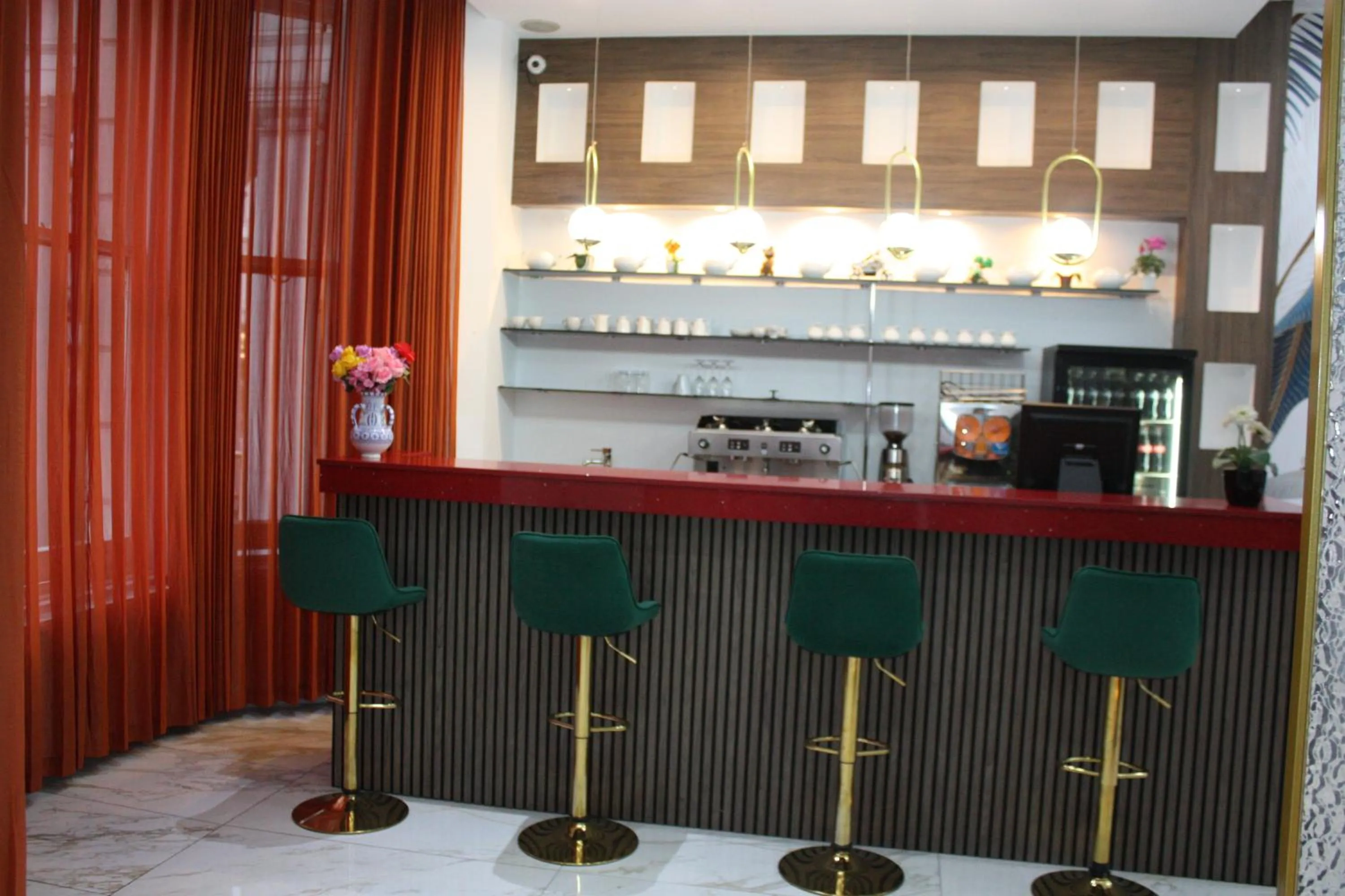 Food and drinks in Cromwell Hotel