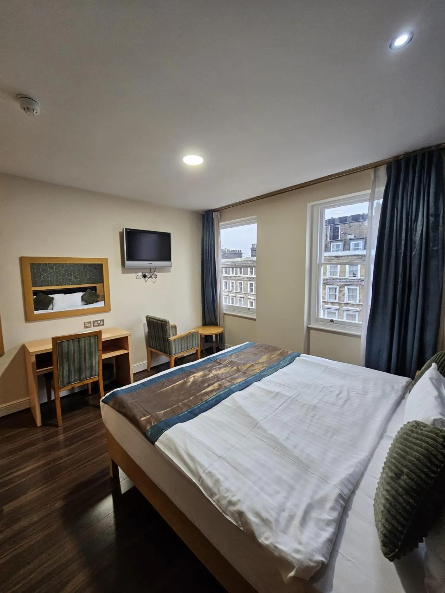 Bed in Cromwell Hotel