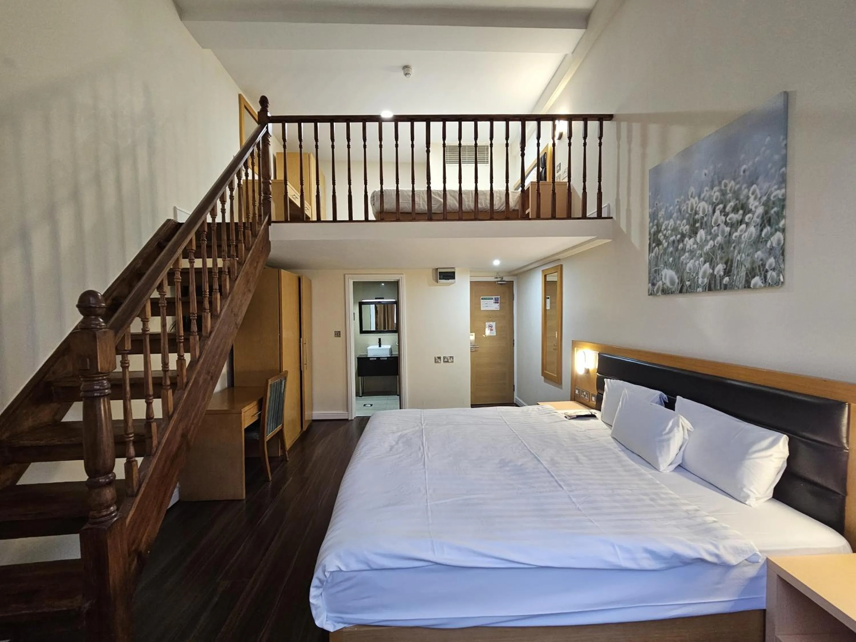 Bed in Cromwell Hotel