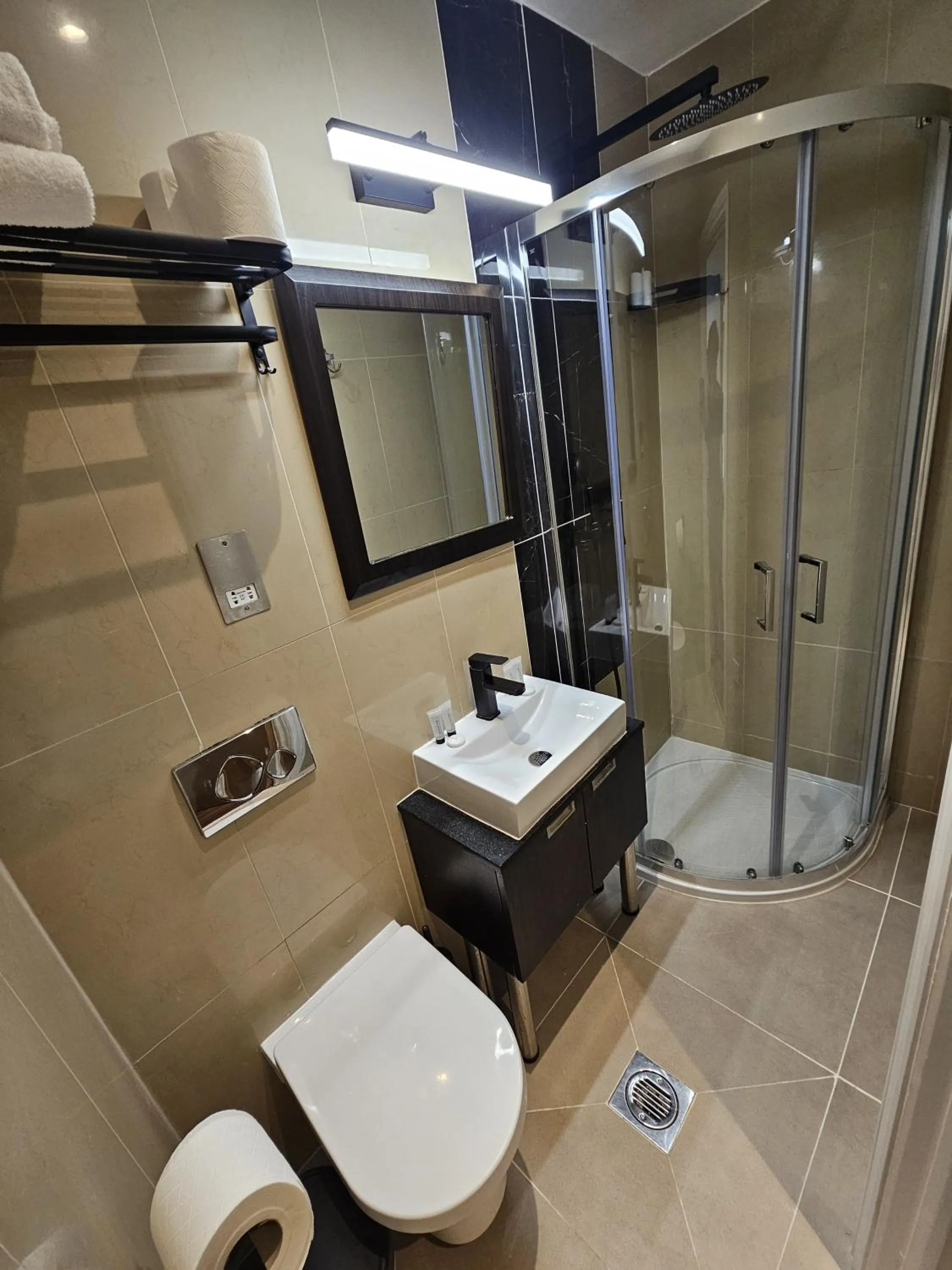 Shower in Cromwell Hotel