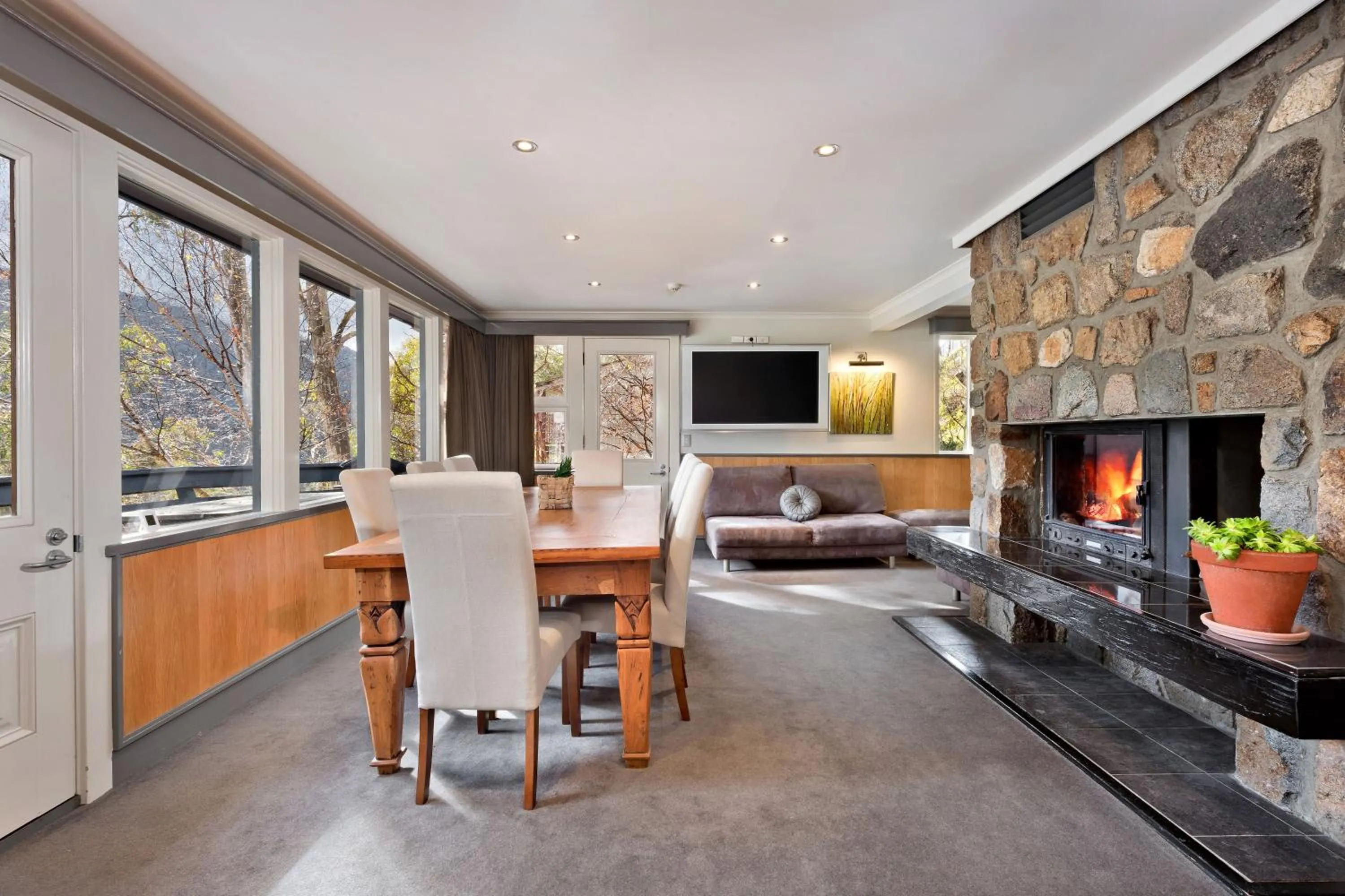 Communal lounge/ TV room in Pure Chalet Thredbo