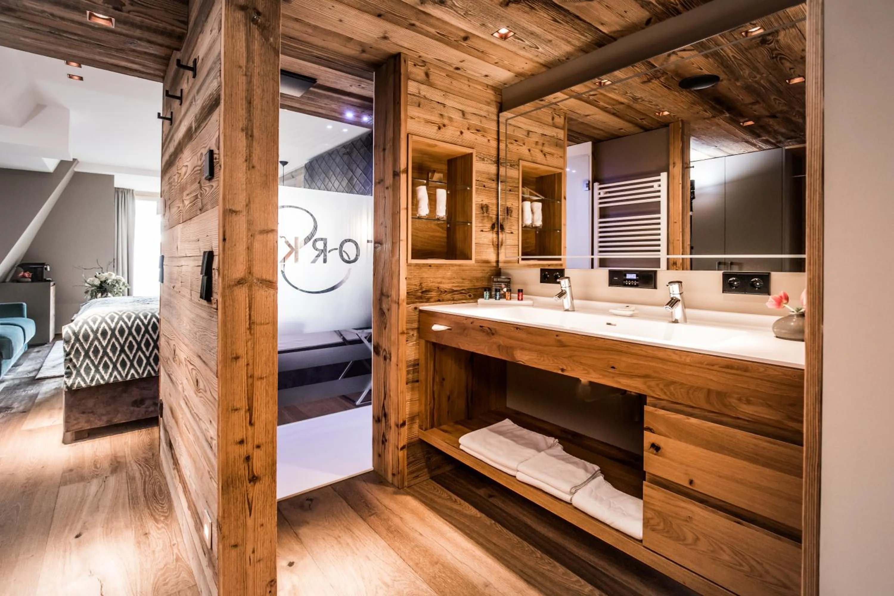 Bathroom, Bed in Hotel Restaurant Spa Torkel