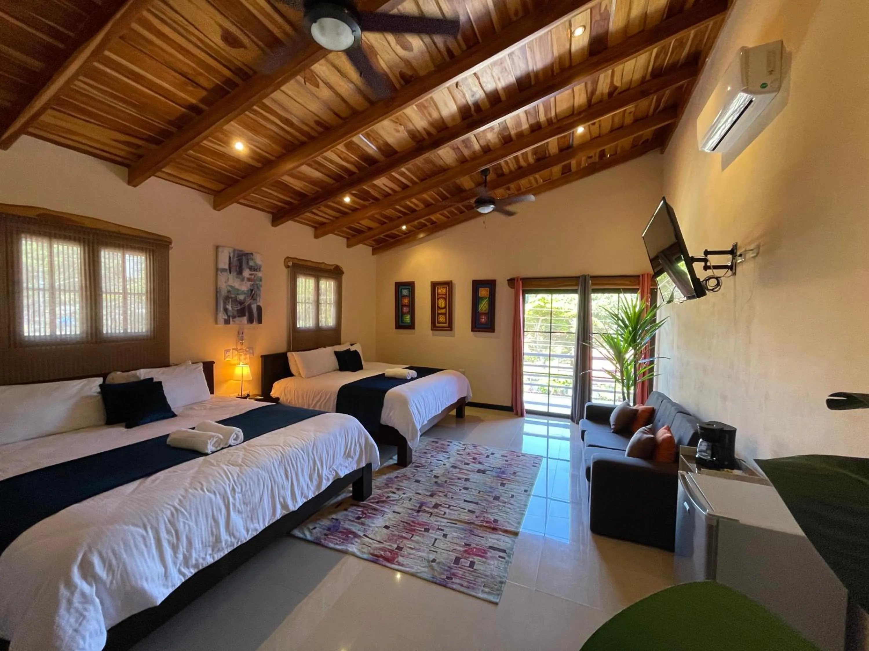 Photo of the whole room, Bed in Millenium Manuel Antonio Park and beach