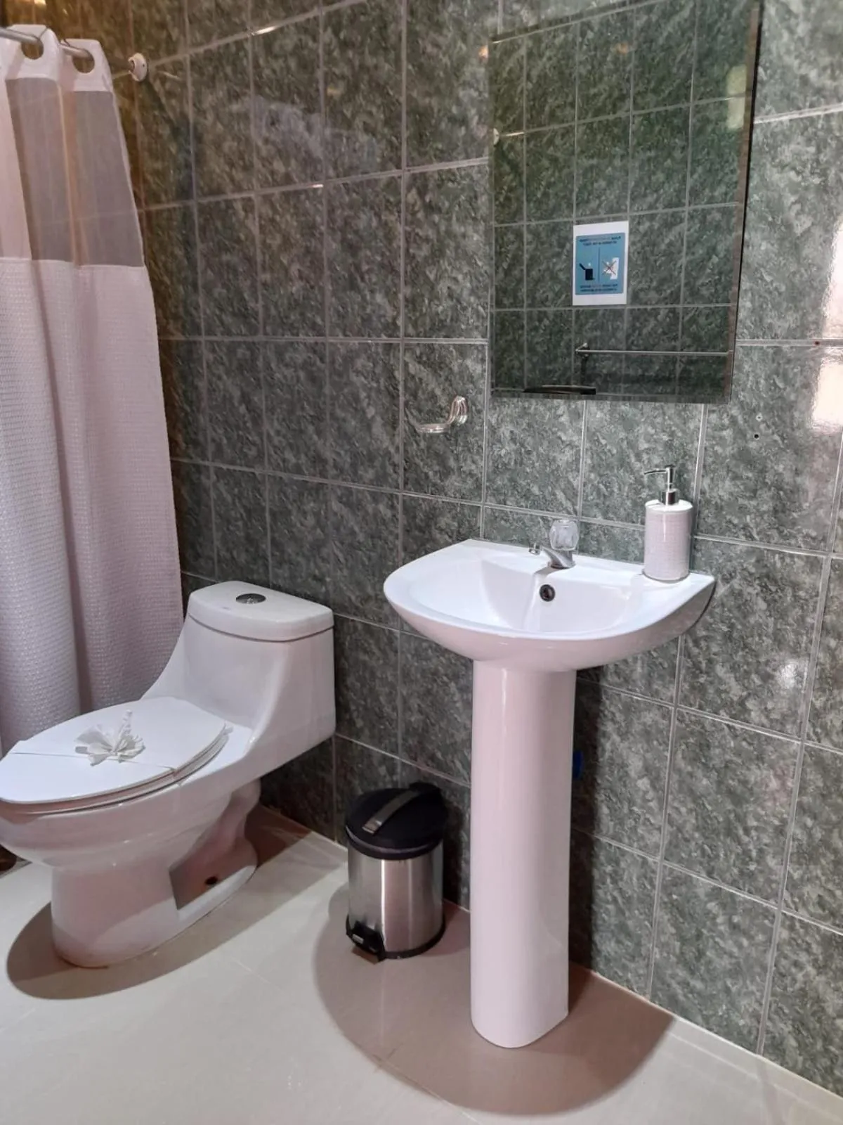 Bathroom in Millenium Manuel Antonio Park and beach